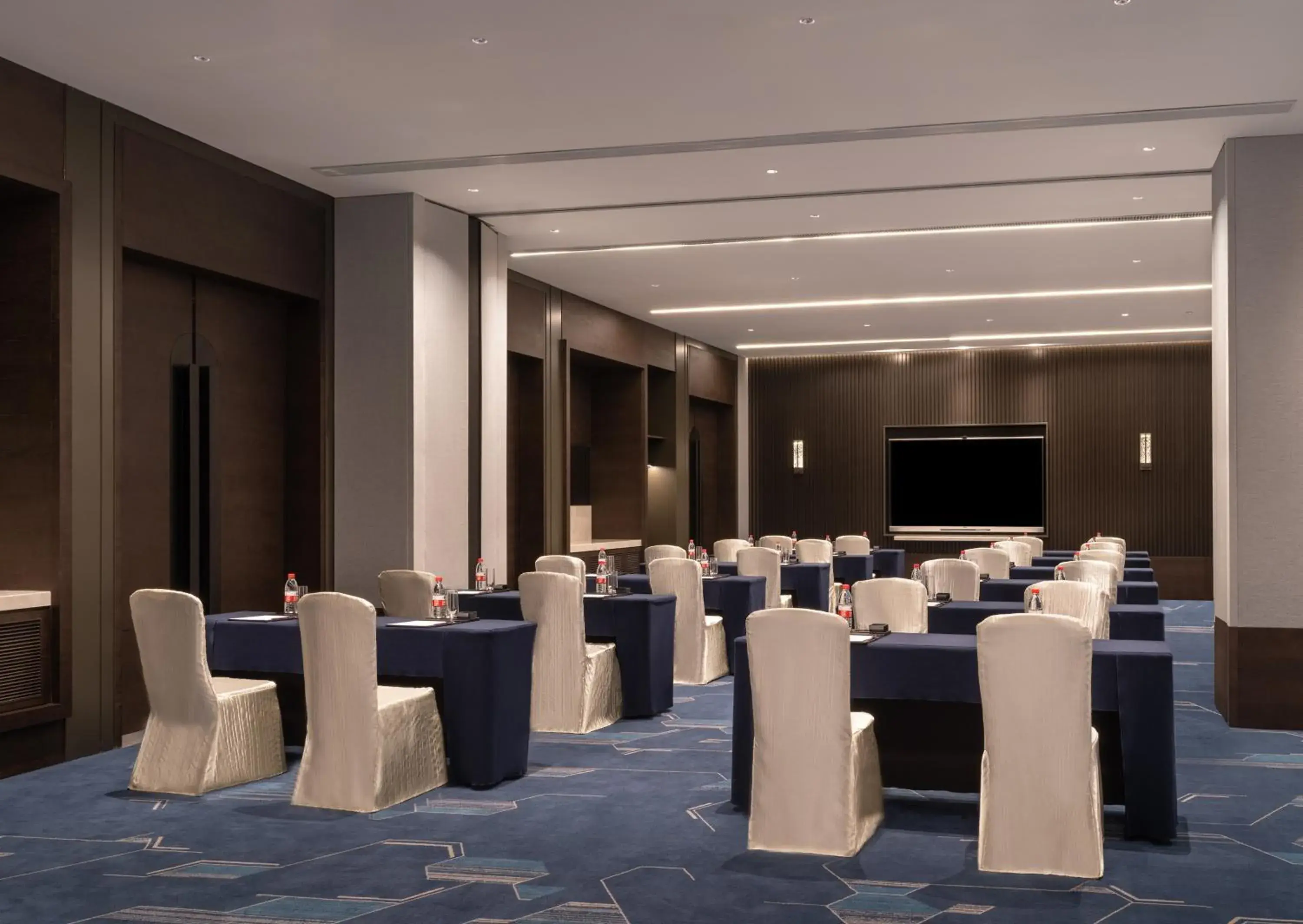 Meeting/conference room in Crowne Plaza Xiamen Jimei Seaview by IHG-Free Mini Bar Meeting/conference room in Crowne Plaza Xiamen Jimei Seaview by IHG-Free Mini Bar