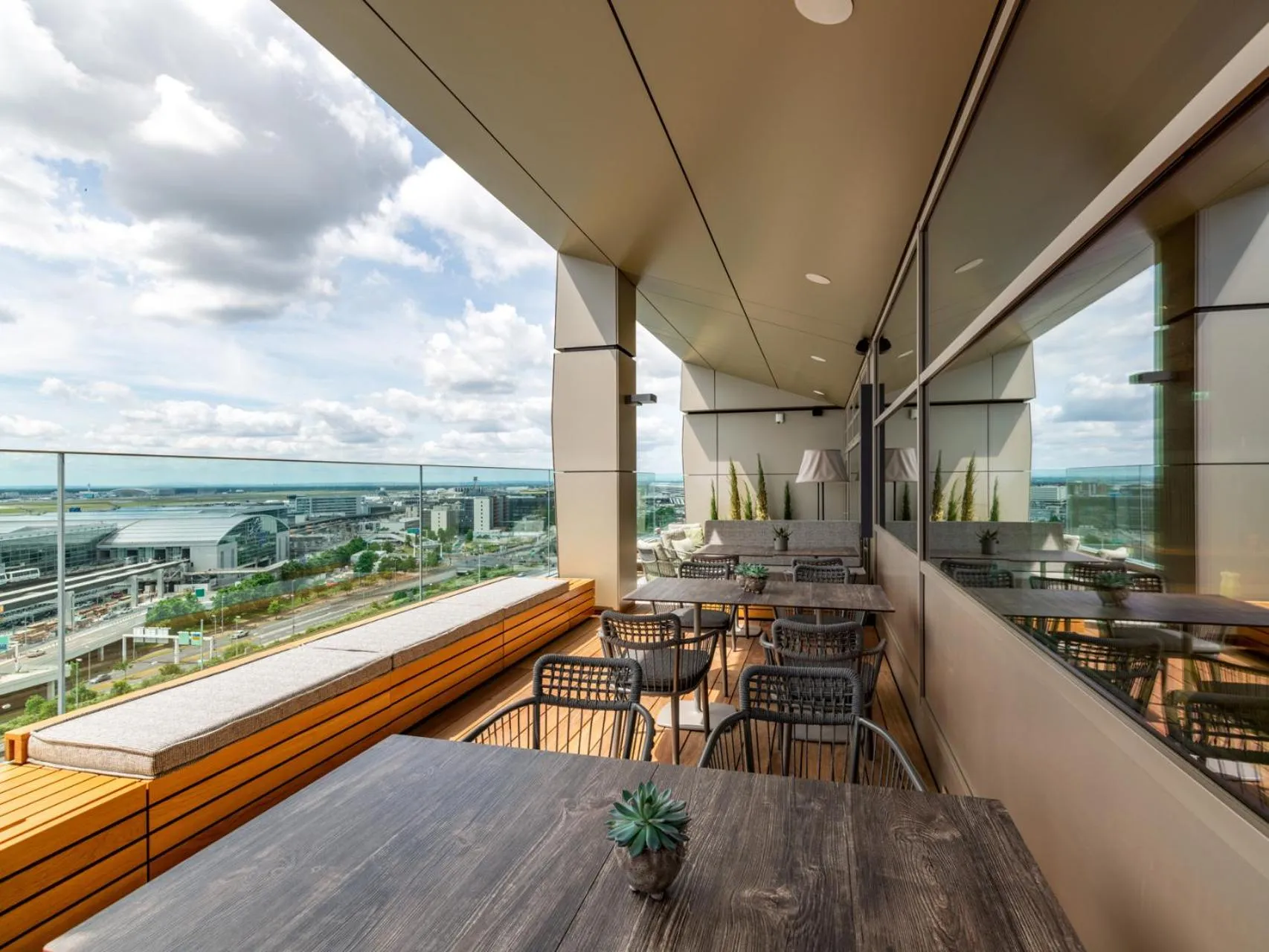 Restaurant/places to eat in b'mine Hotel Frankfurt Airport