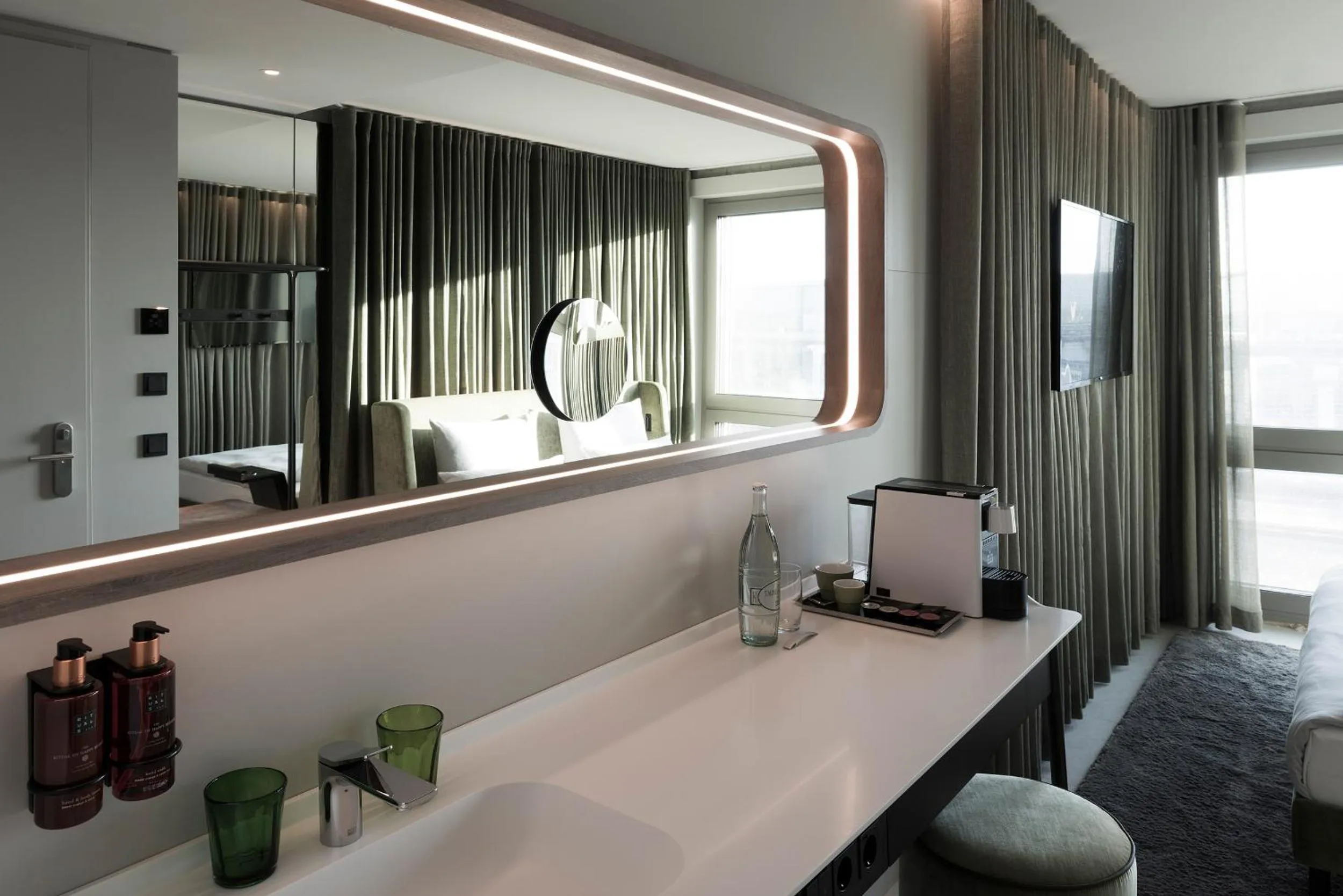 Bathroom, Bed in b'mine Hotel Frankfurt Airport