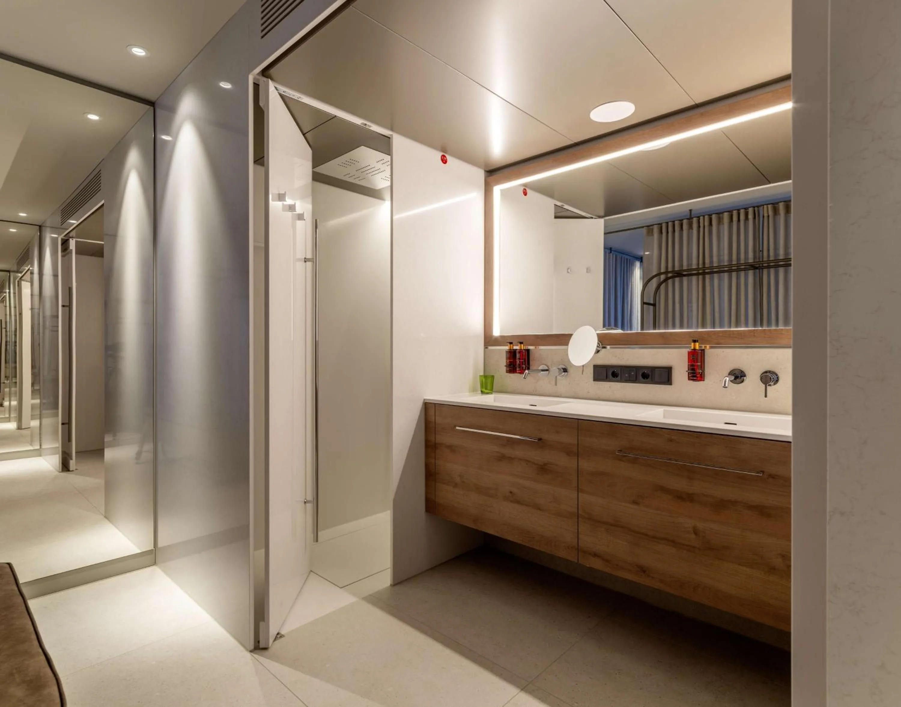 Bathroom in b'mine Hotel Frankfurt Airport