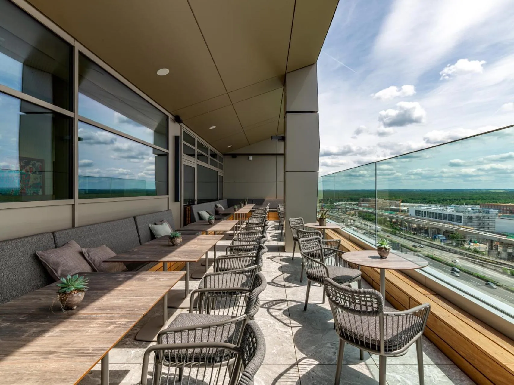 Restaurant/places to eat in b'mine Hotel Frankfurt Airport