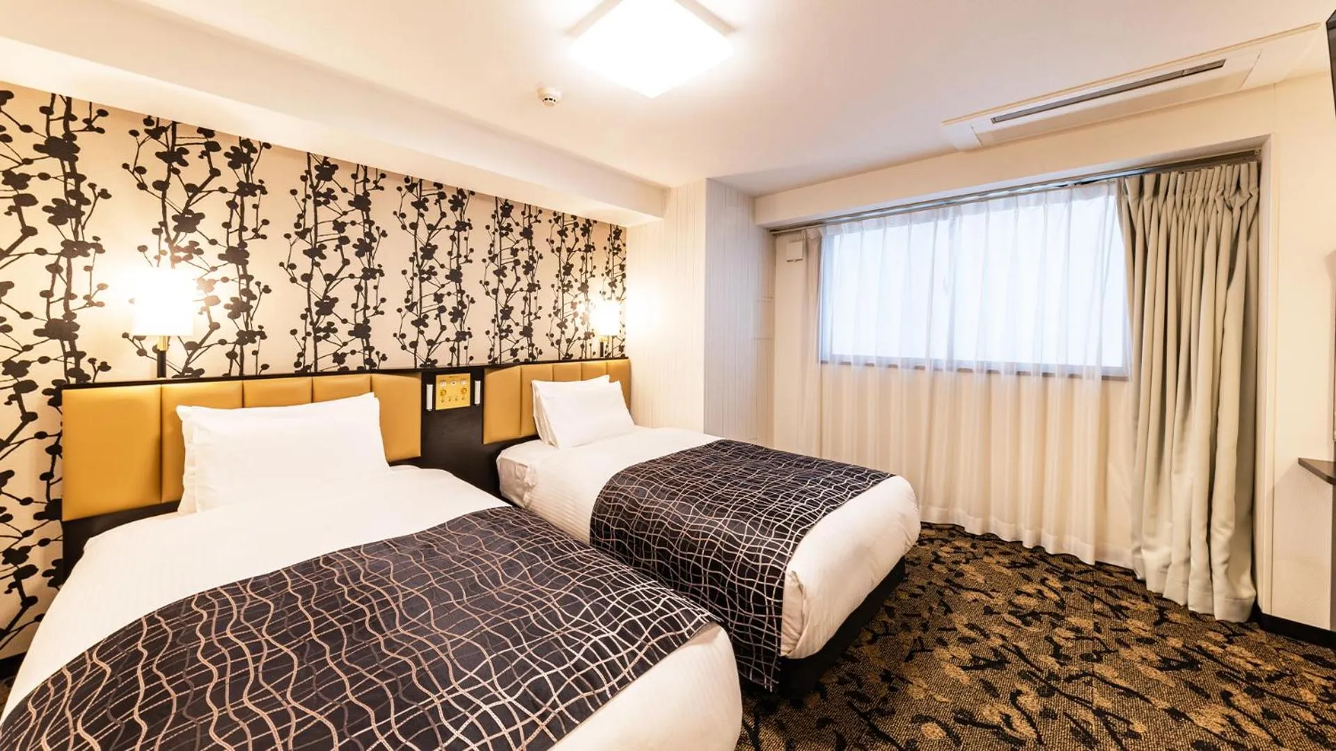 Photo of the whole room, Bed in APA Hotel Nambaminami Daikokucho Ekimae