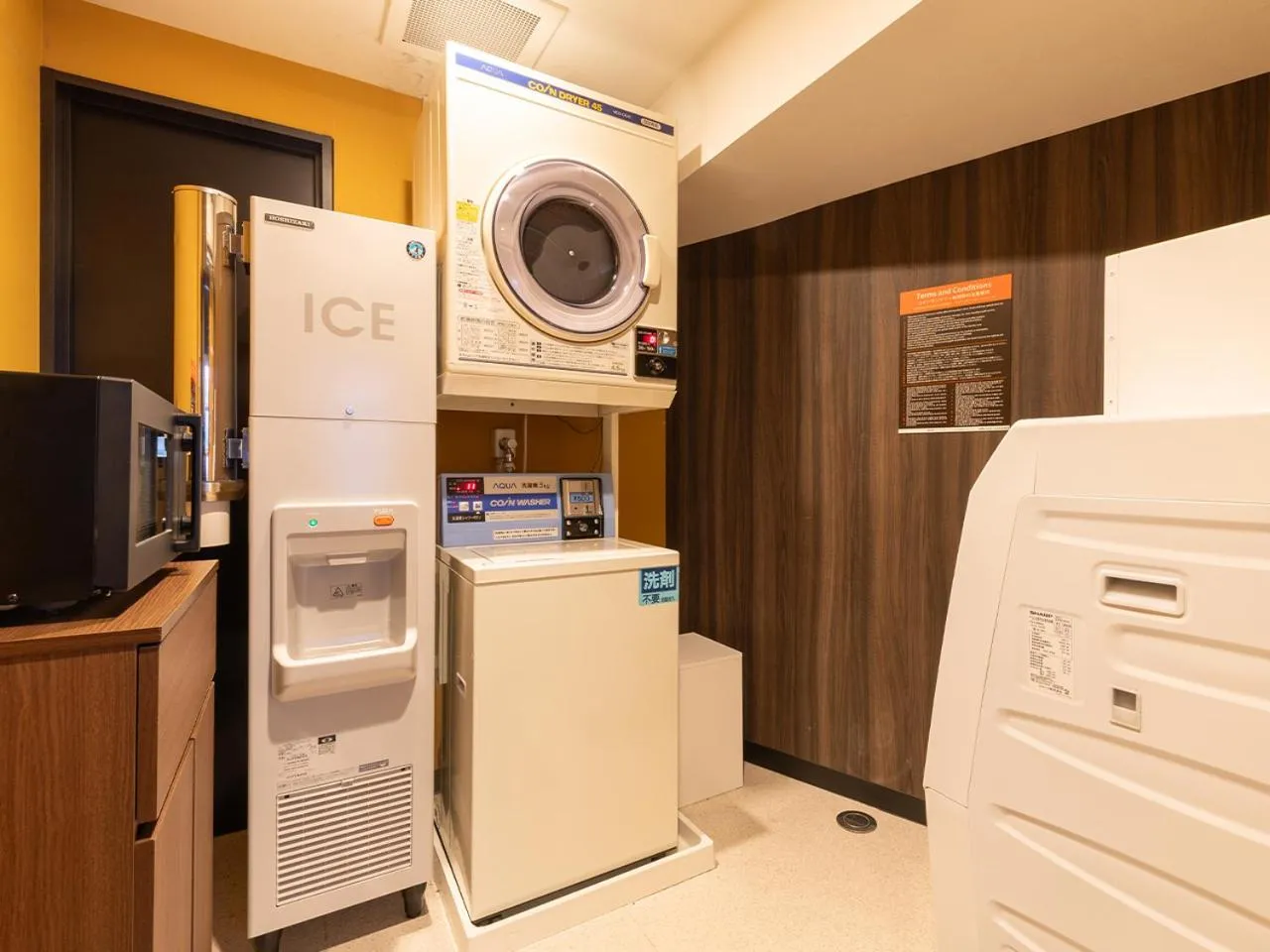 microwave in APA Hotel Nambaminami Daikokucho Ekimae