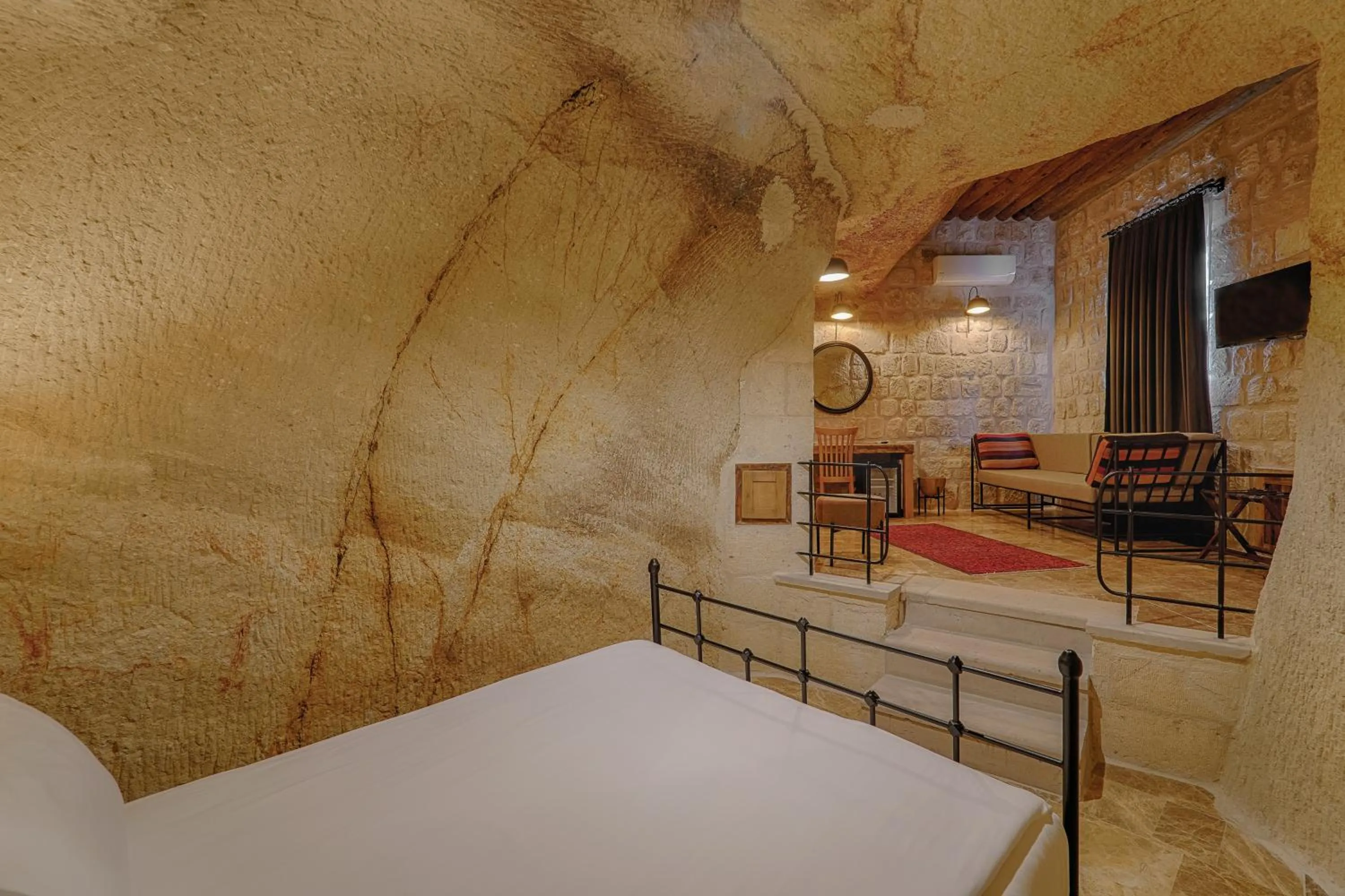 Facade/entrance, Bed in Solem Cave Suites