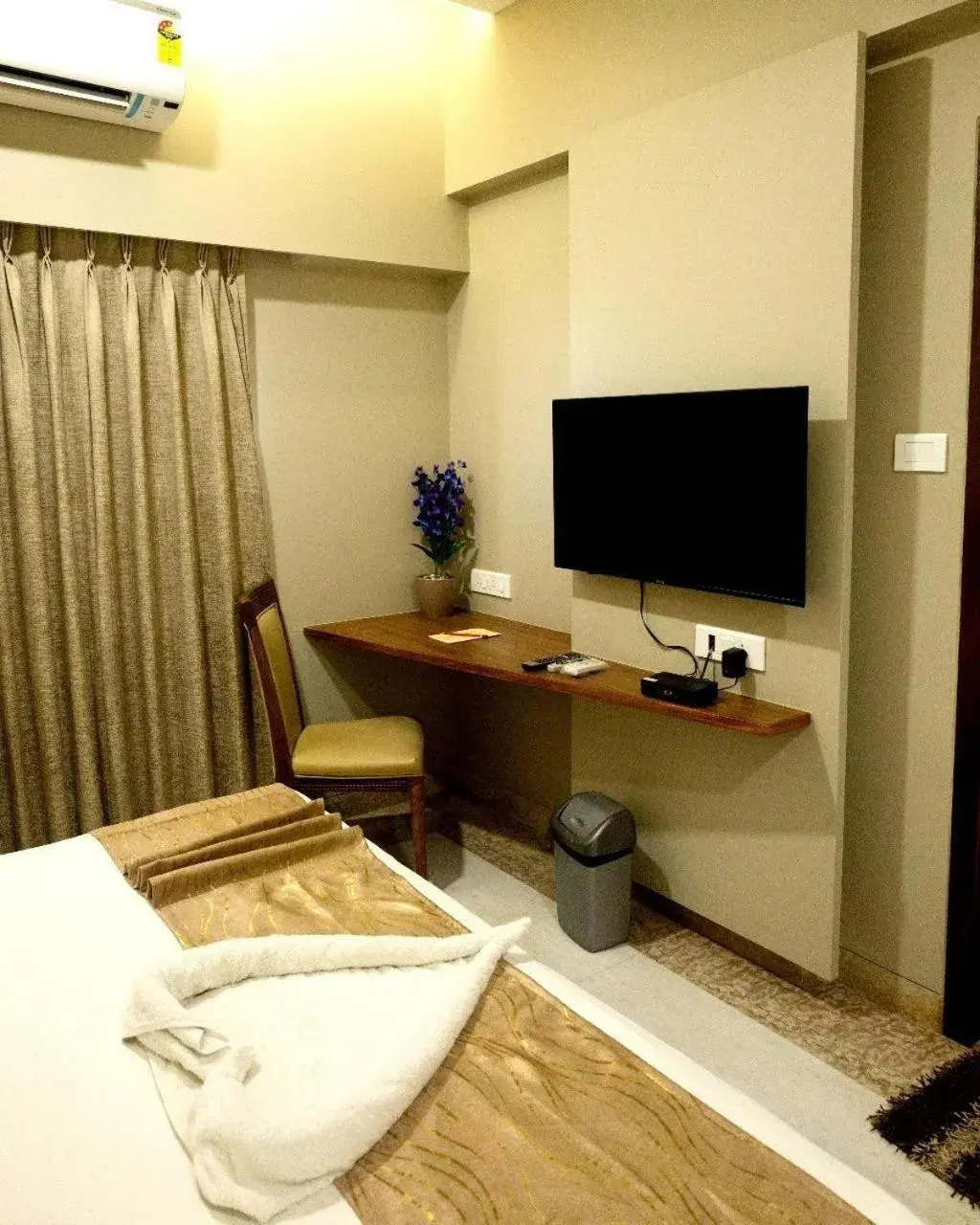 Bed in Hotel Ambience Excellency, Wakad, Pune Bed in Hotel Ambience Excellency, Wakad, Pune