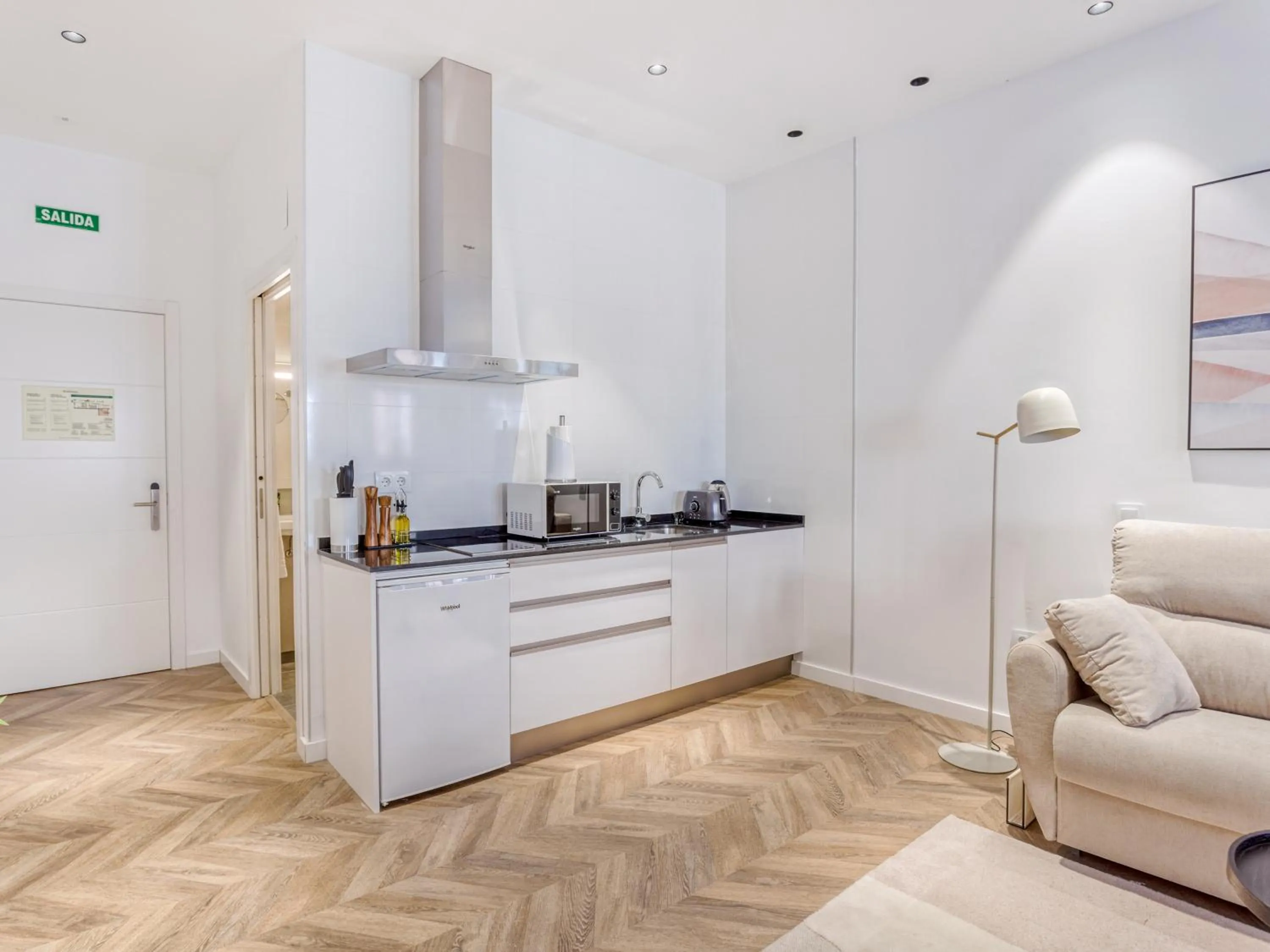 Kitchen or kitchenette in Limehome Málaga Calle Ancha del Carmen - Digital Access