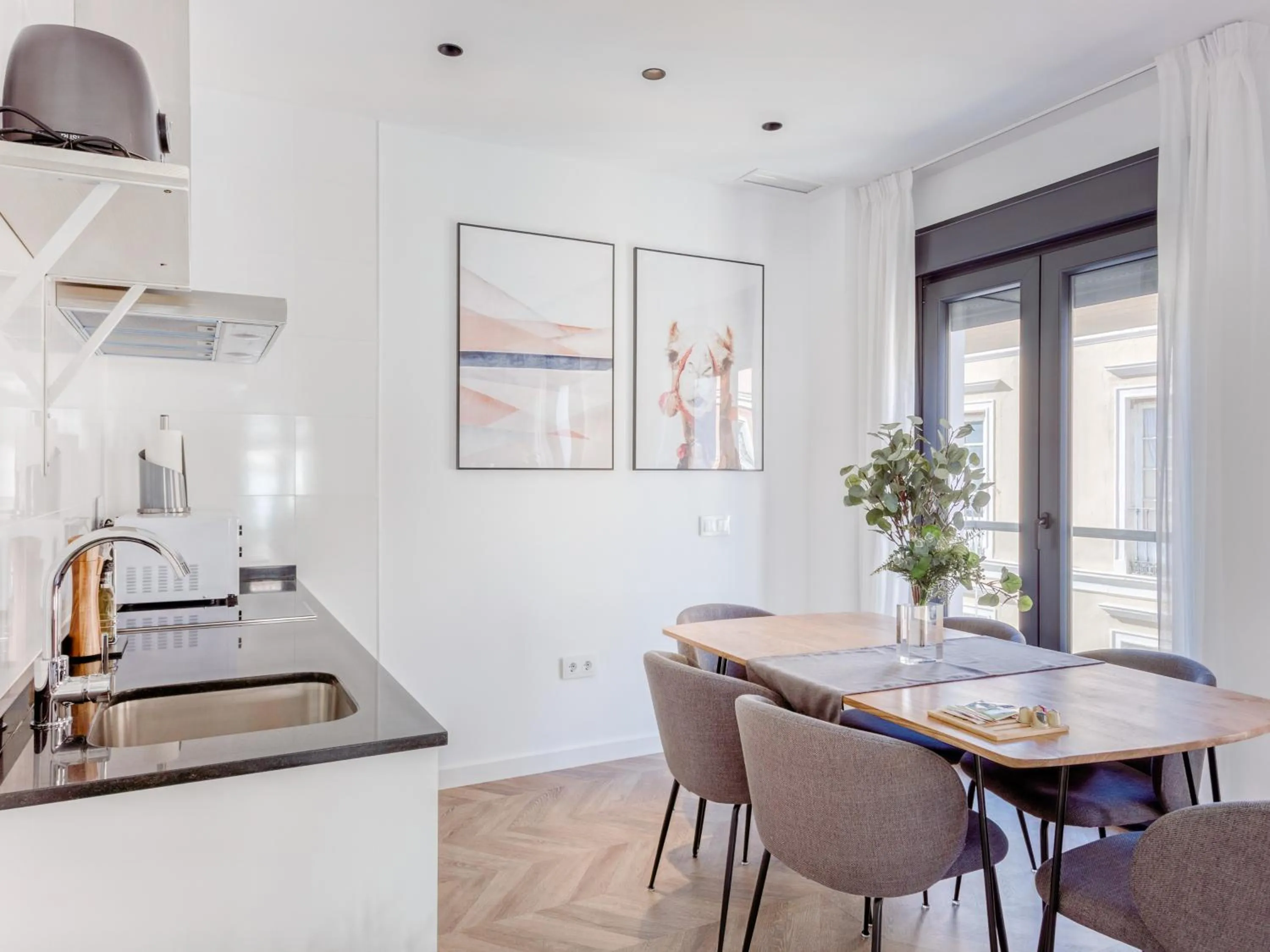 Kitchen or kitchenette in Limehome Málaga Calle Ancha del Carmen - Digital Access