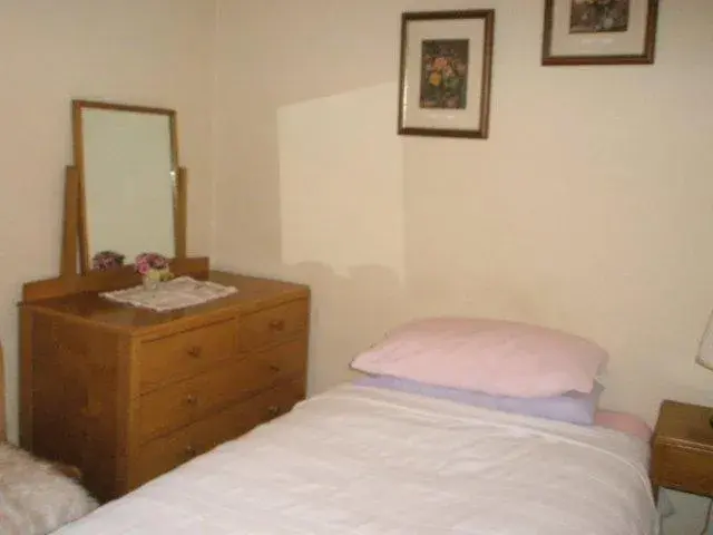 Twin Room with Shared Bathroom - single occupancy in Kew Gardens National Archives Forest Road Twin Room with Shared Bathroom - single occupancy in Kew Gardens National Archives Forest Road