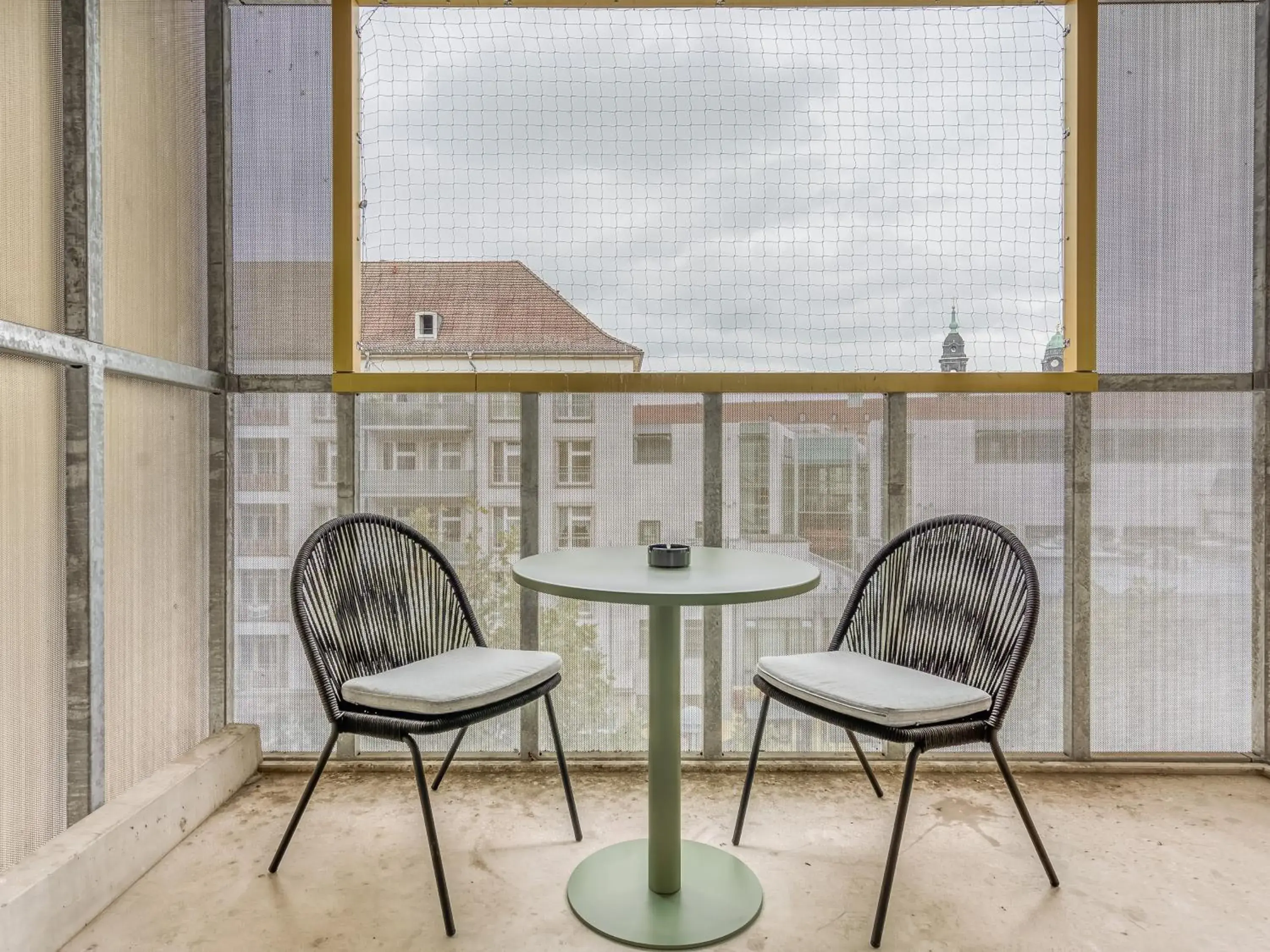 Suite M with loggia and street view in Limehome Dresden Wallstraße - Digital Access Suite M with loggia and street view in Limehome Dresden Wallstraße - Digital Access