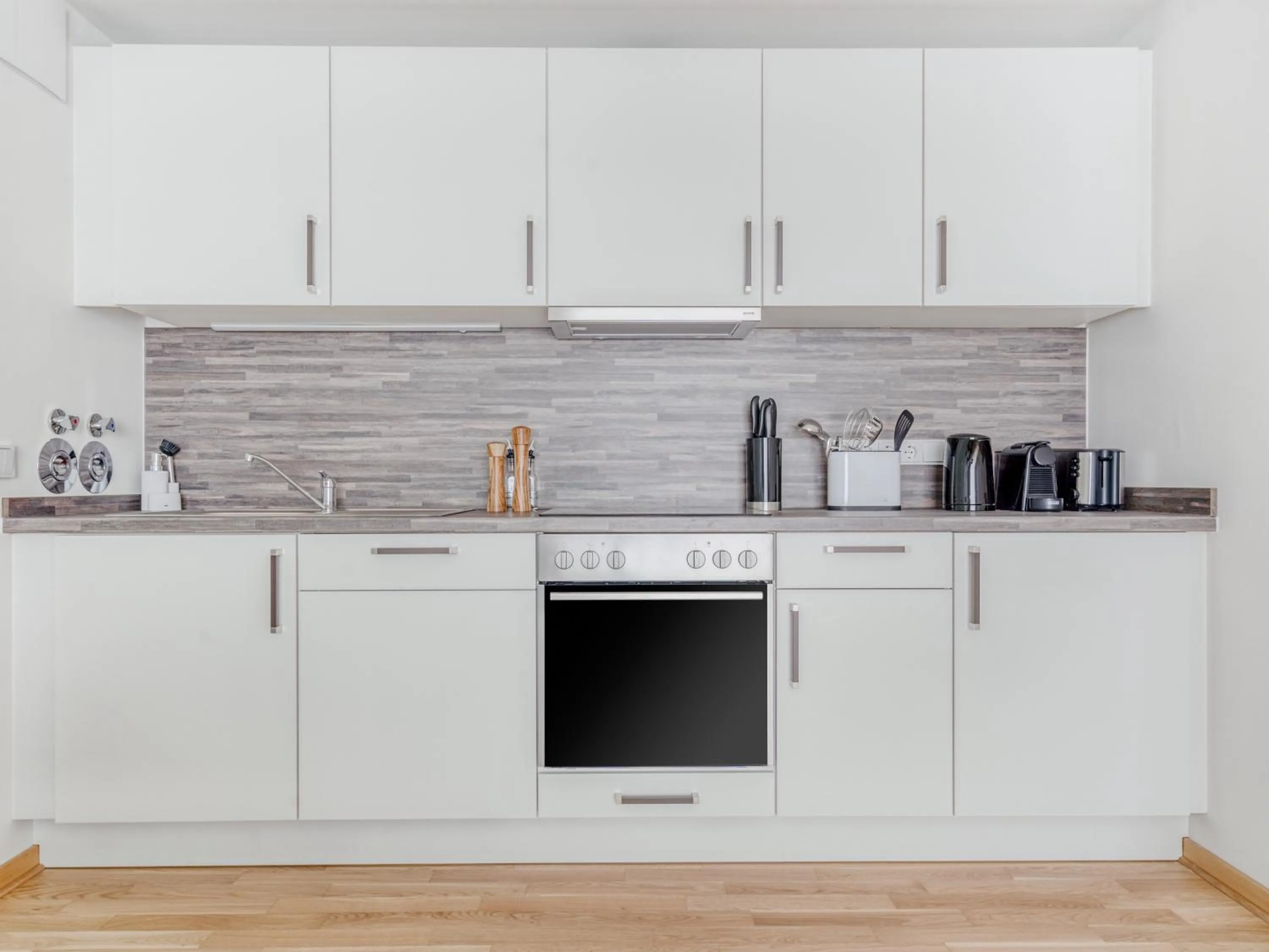 Kitchen or kitchenette in Limehome Dresden Wallstraße - Digital Access