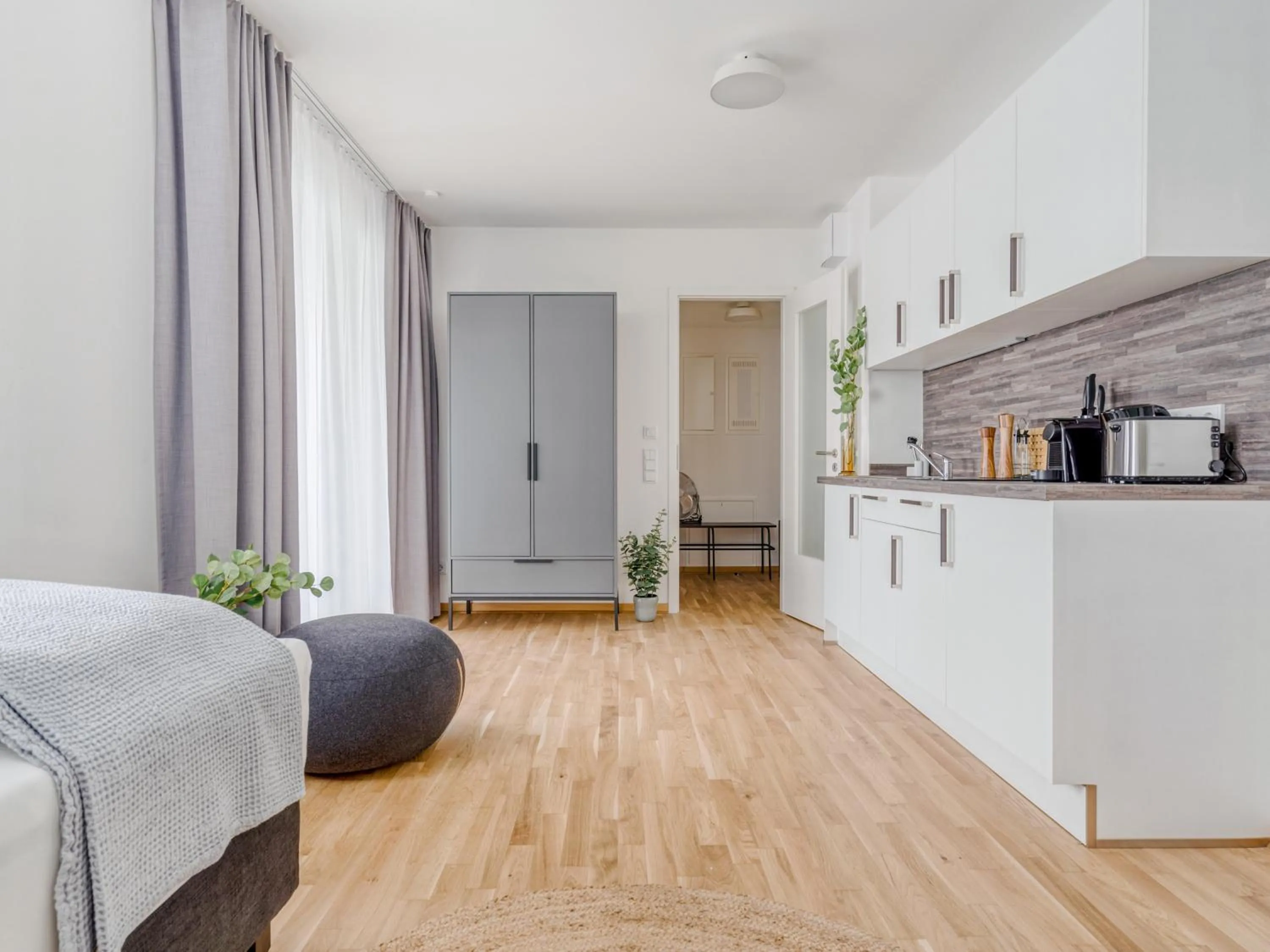 Kitchen or kitchenette in Limehome Dresden Wallstraße - Digital Access