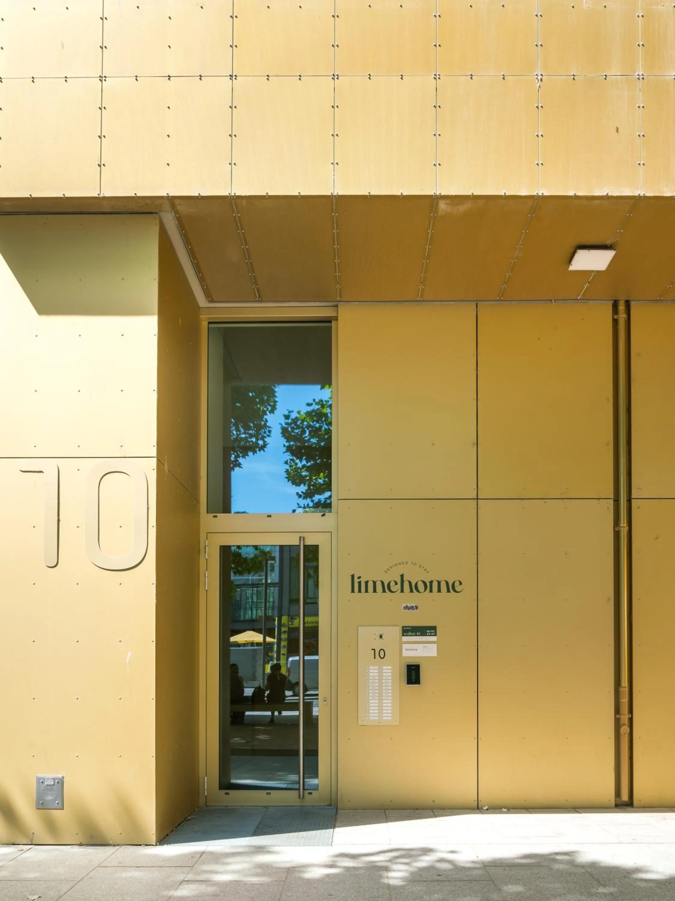 Facade/entrance in Limehome Dresden Wallstraße - Digital Access