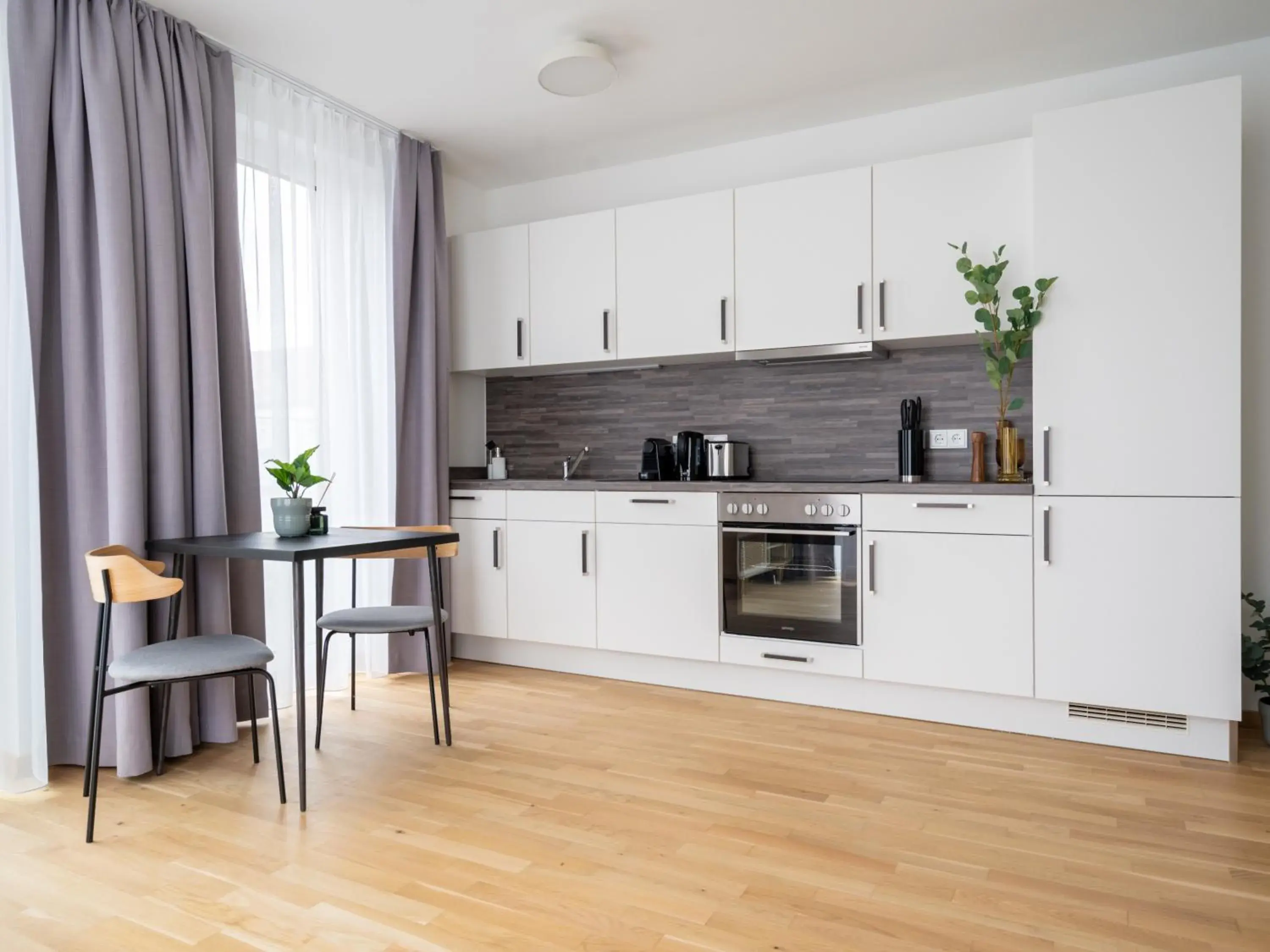 Suite XL with balcony and courtyard view in Limehome Dresden Wallstraße - Digital Access Suite XL with balcony and courtyard view in Limehome Dresden Wallstraße - Digital Access