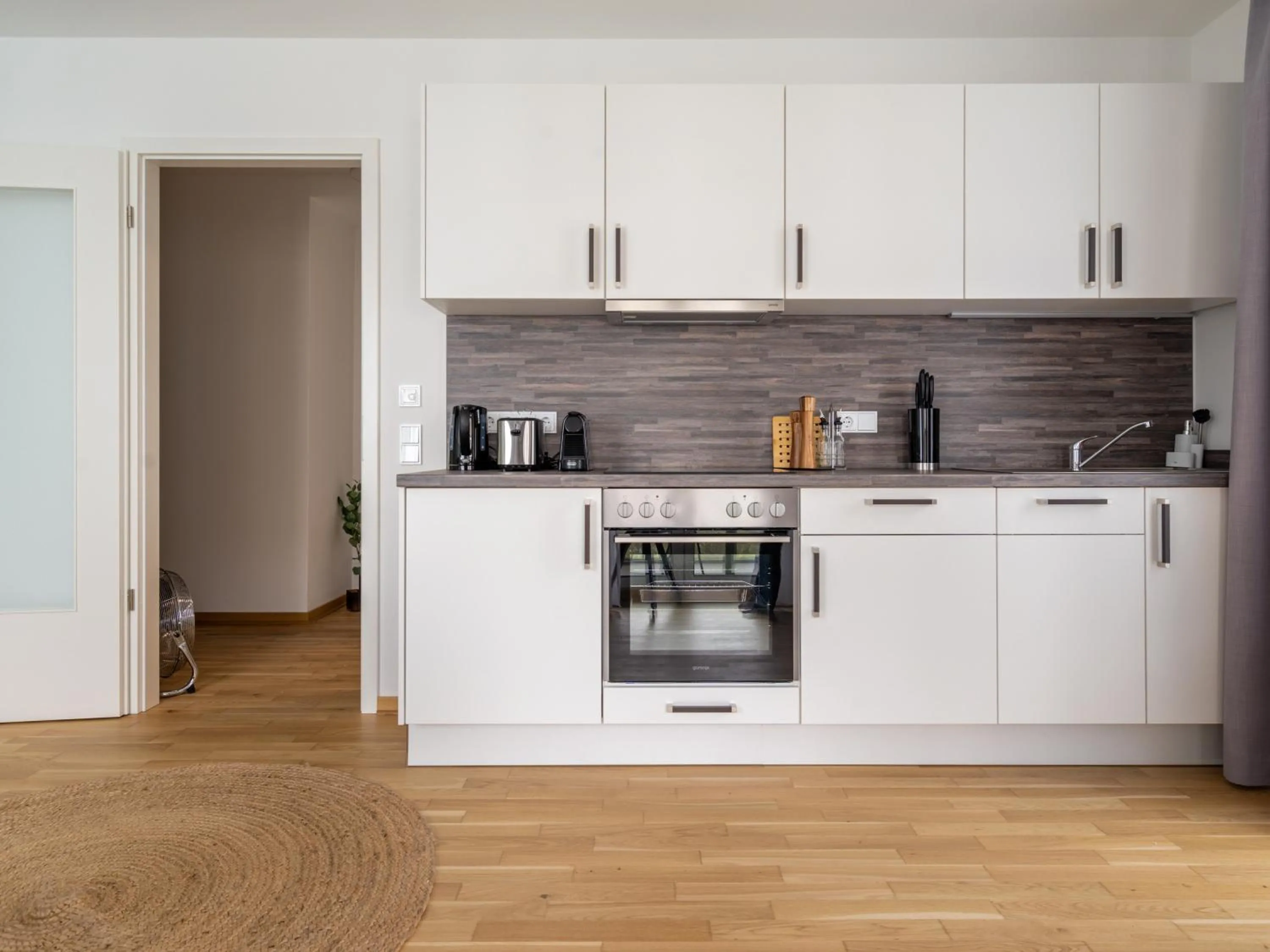 Kitchen or kitchenette in Limehome Dresden Wallstraße - Digital Access