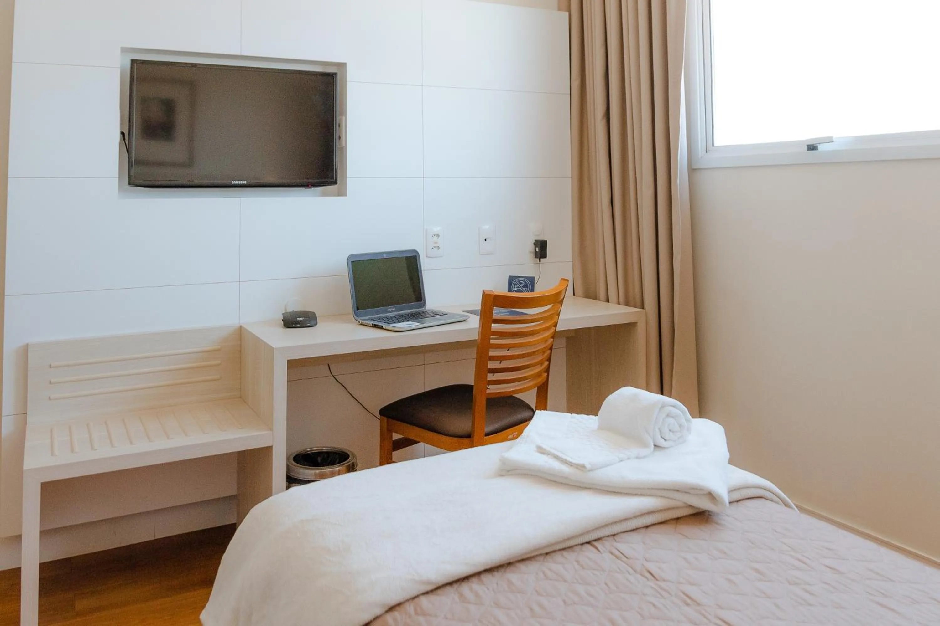 Bathroom, Bed in Porto Feliz Executive Hotel