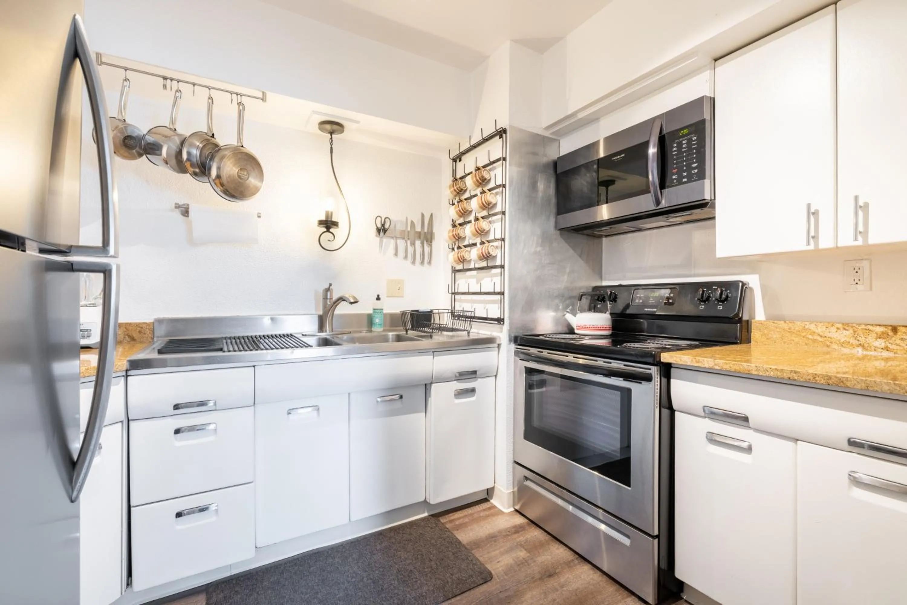 Georgetown Villas 1-1b Close to Cleveland Airport and the Rocky River Valley