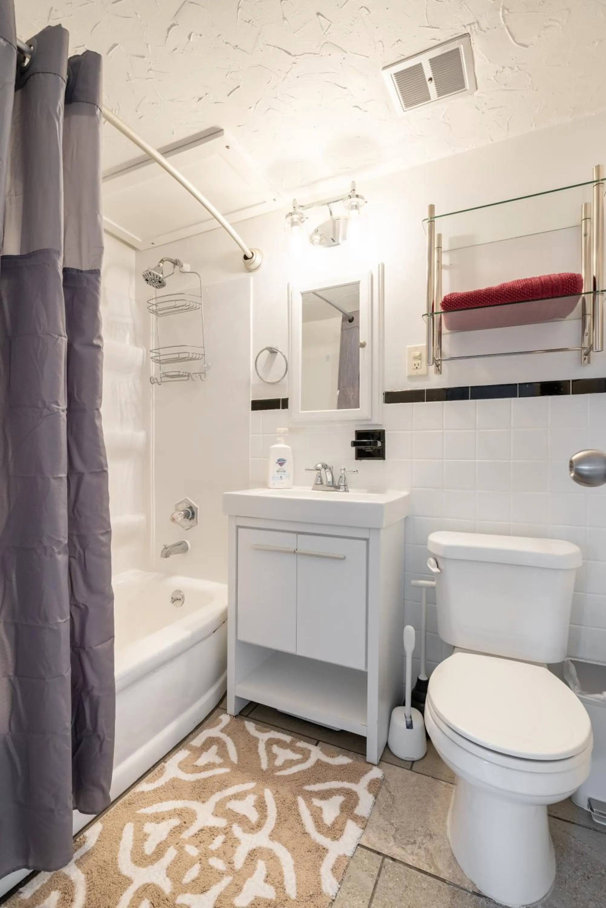 Georgetown Villas 1-1b Close to Cleveland Airport and the Rocky River Valley