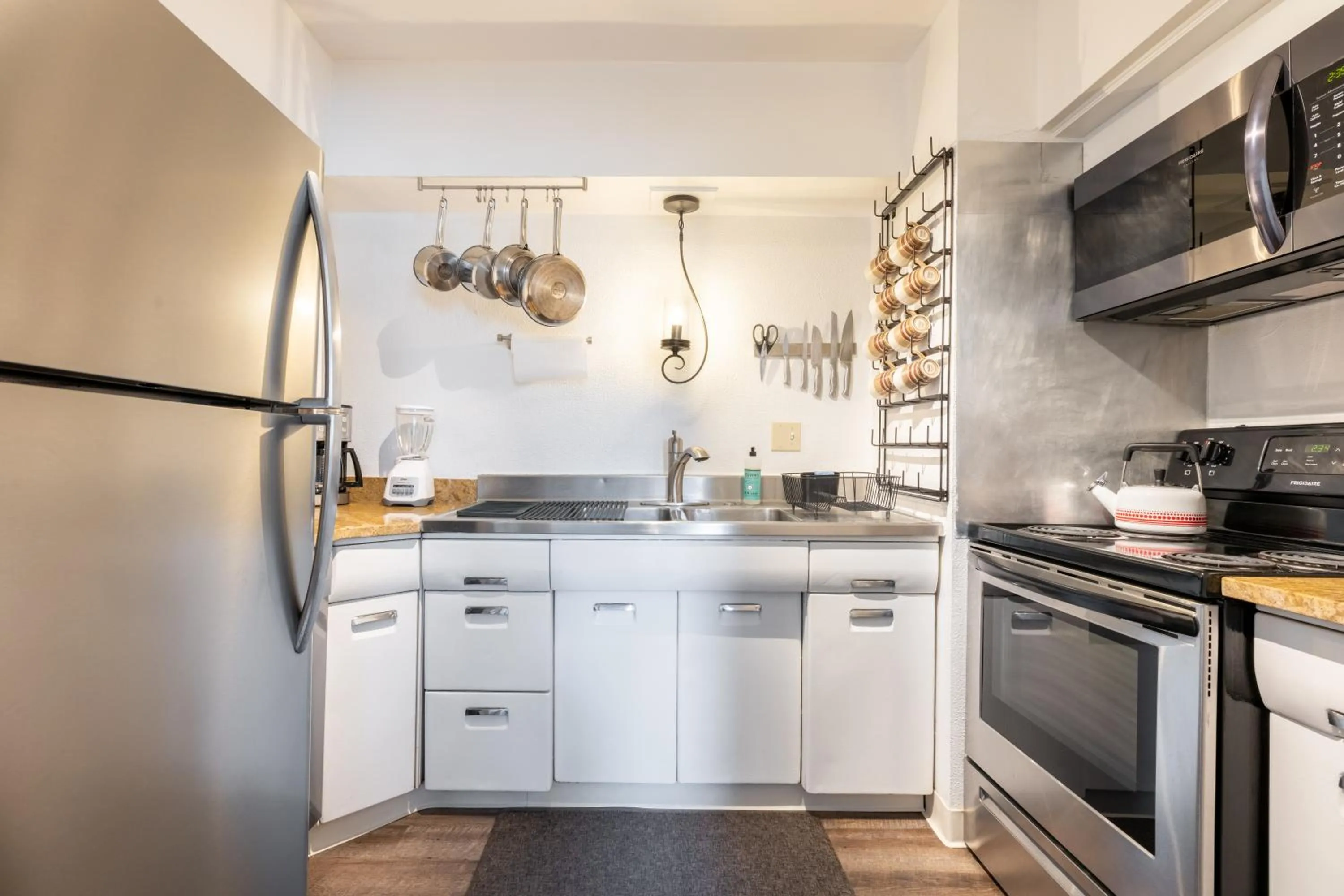 Georgetown Villas 1-1b Close to Cleveland Airport and the Rocky River Valley