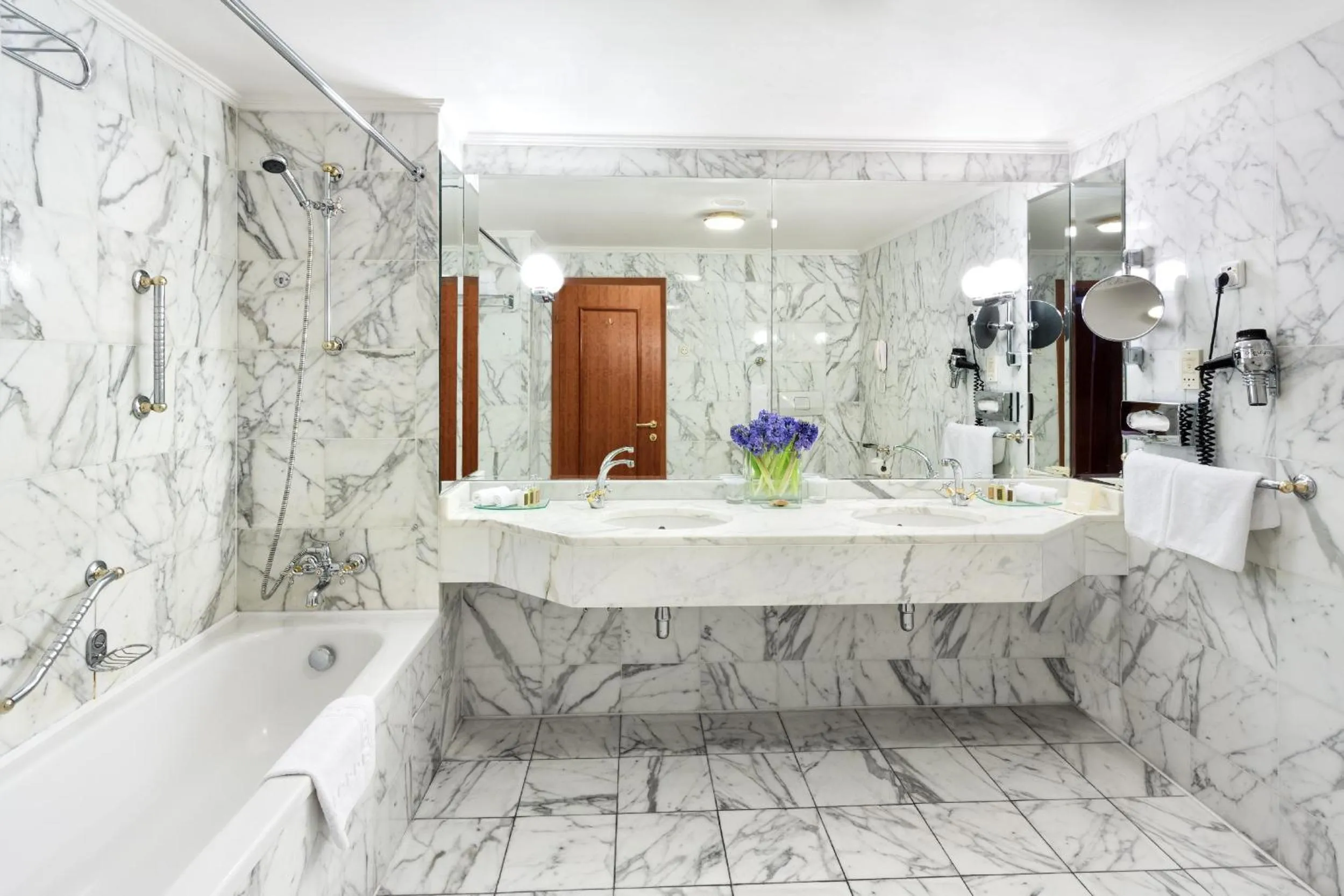 Bathroom in Art Nouveau Palace Hotel