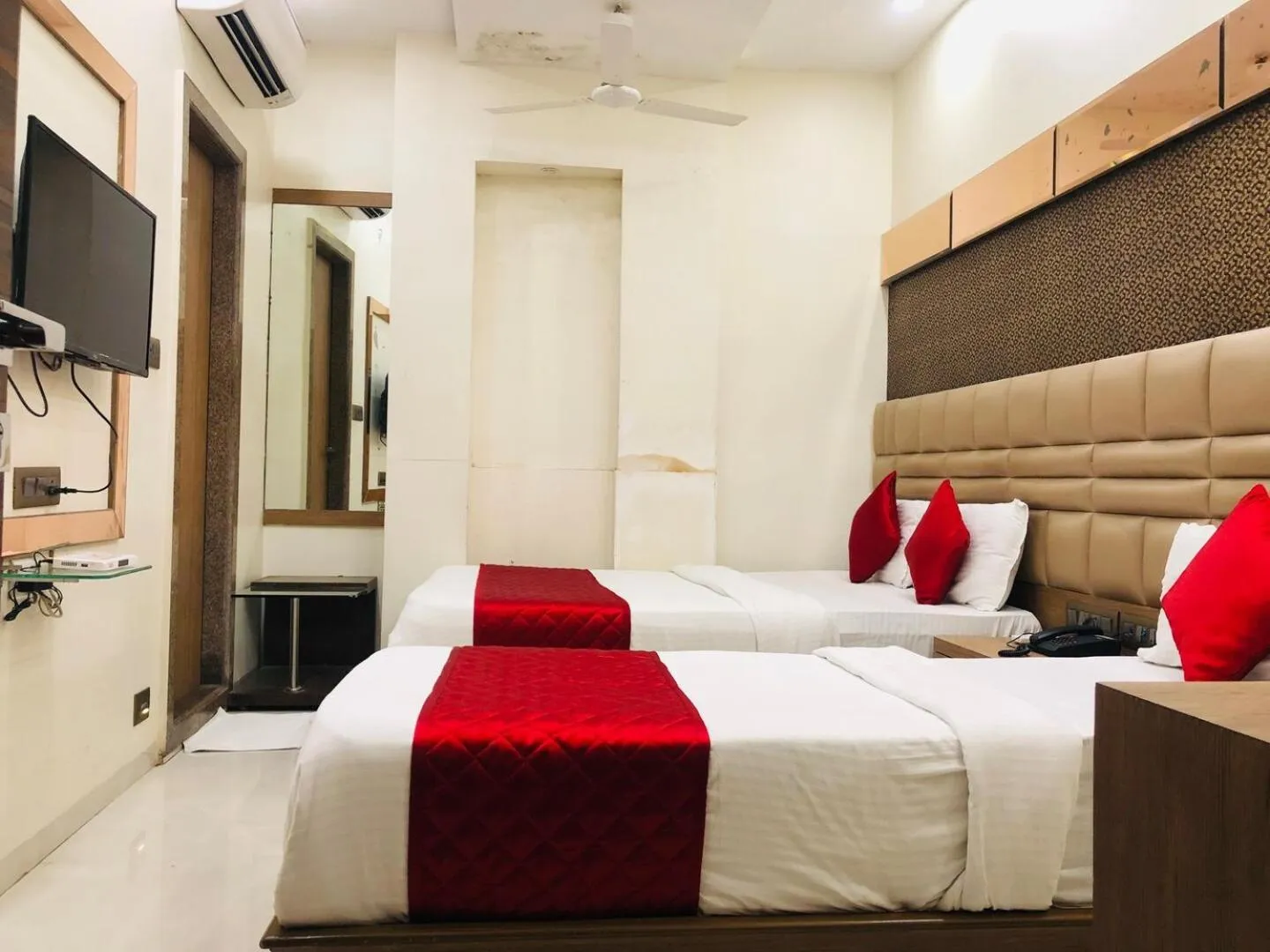 Bed in Hotel Guestinn Residency