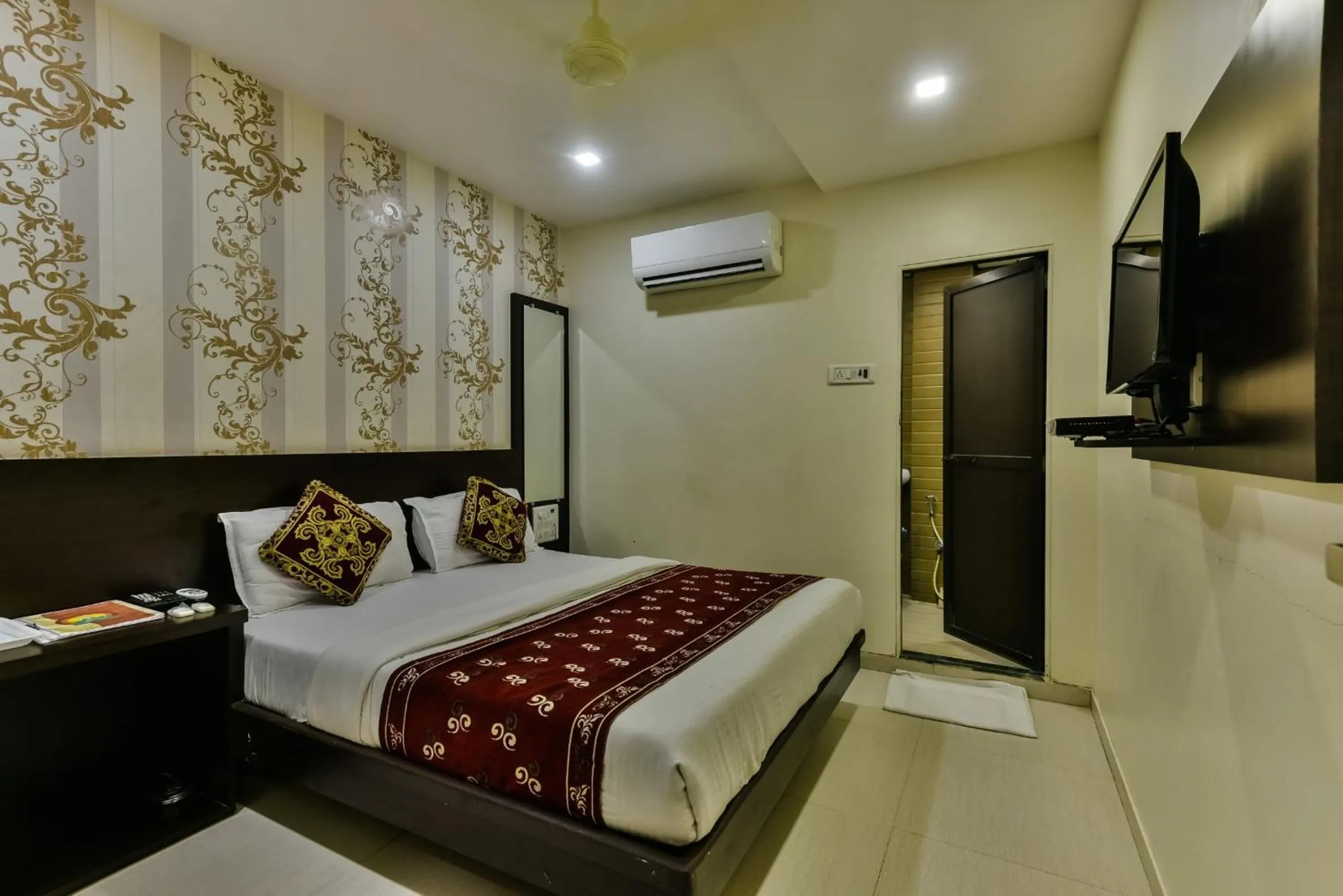 Bed in Hotel Guestinn Residency