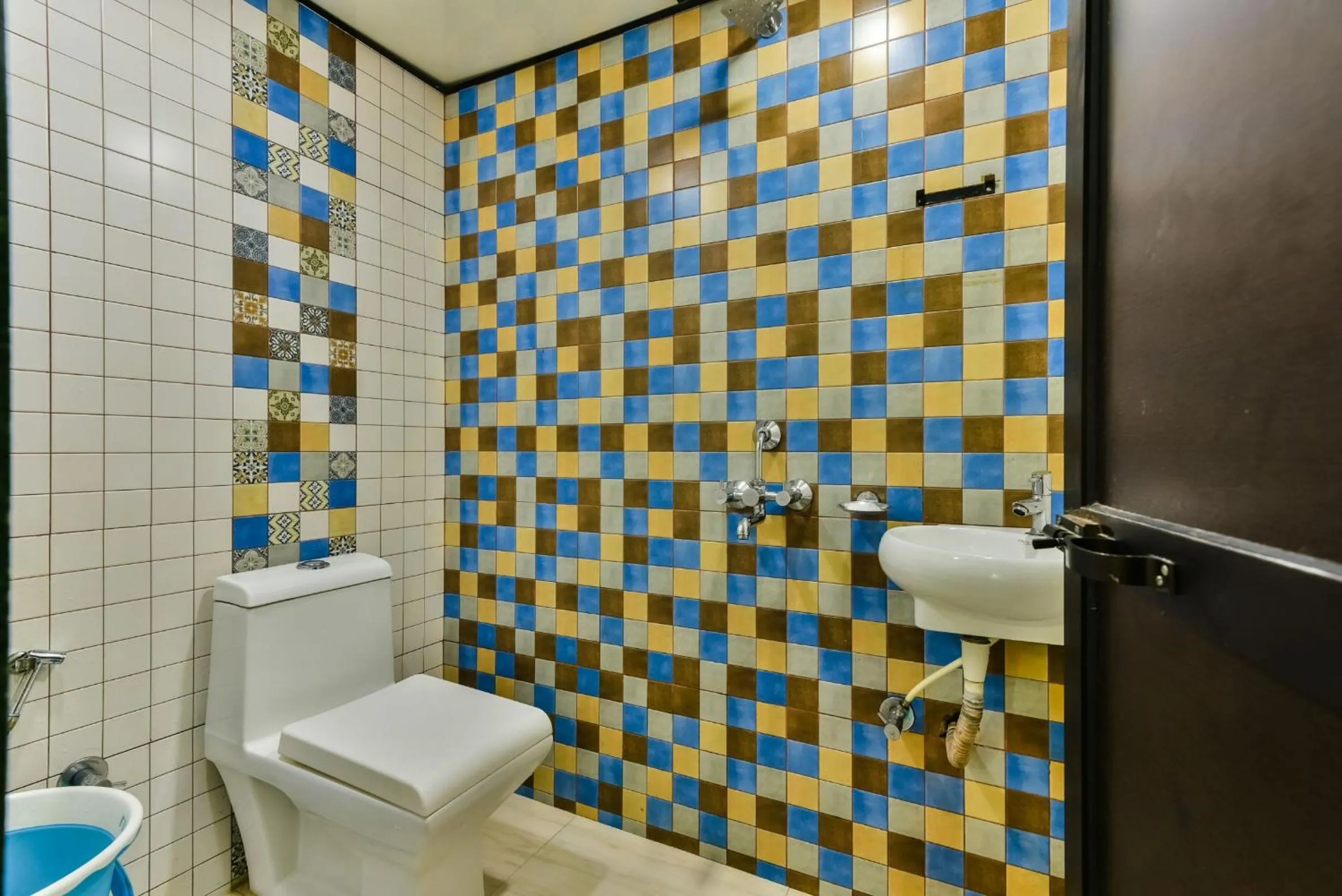 Shower in Hotel Guestinn Residency