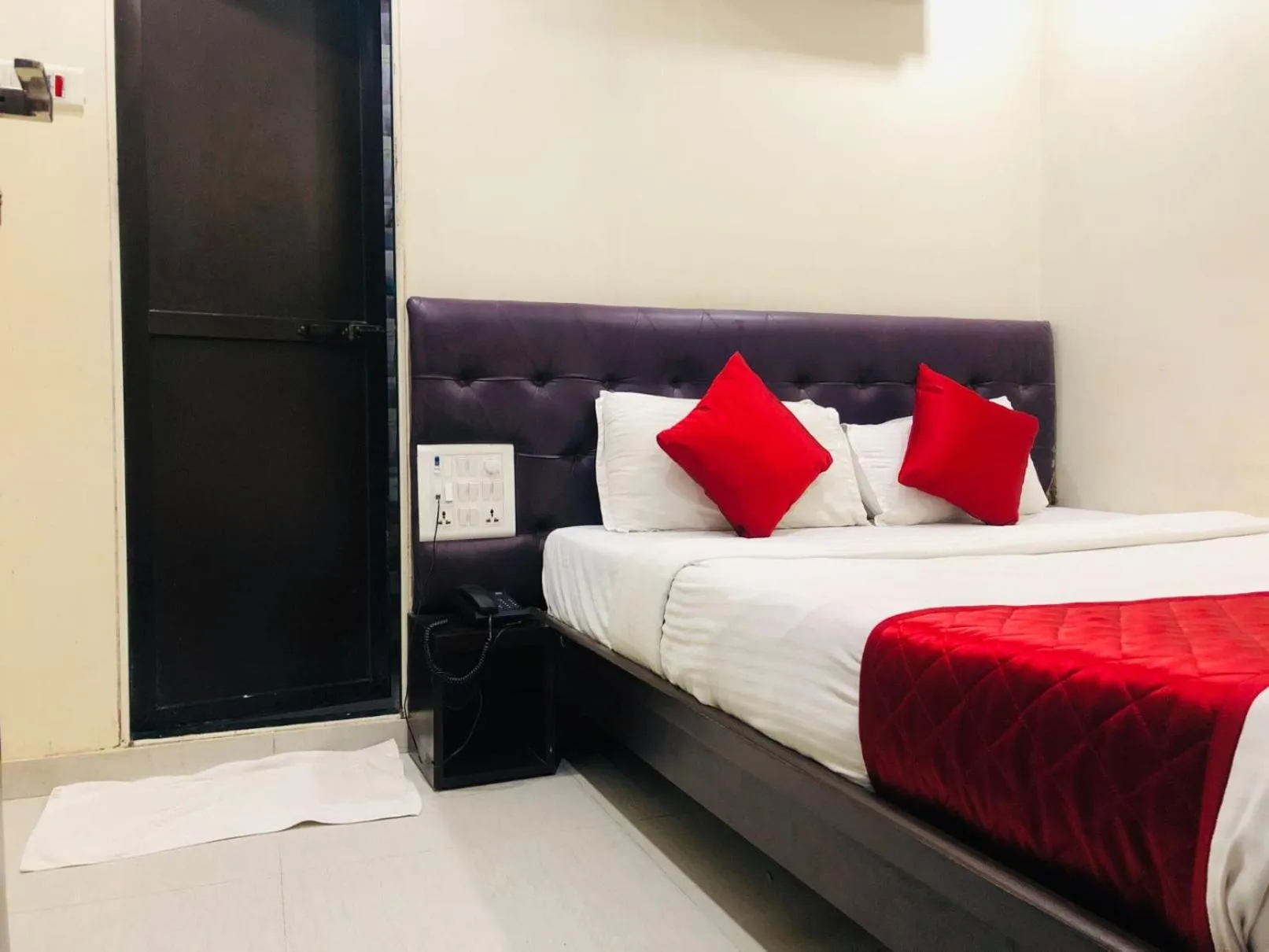 Bed in Hotel Guestinn Residency