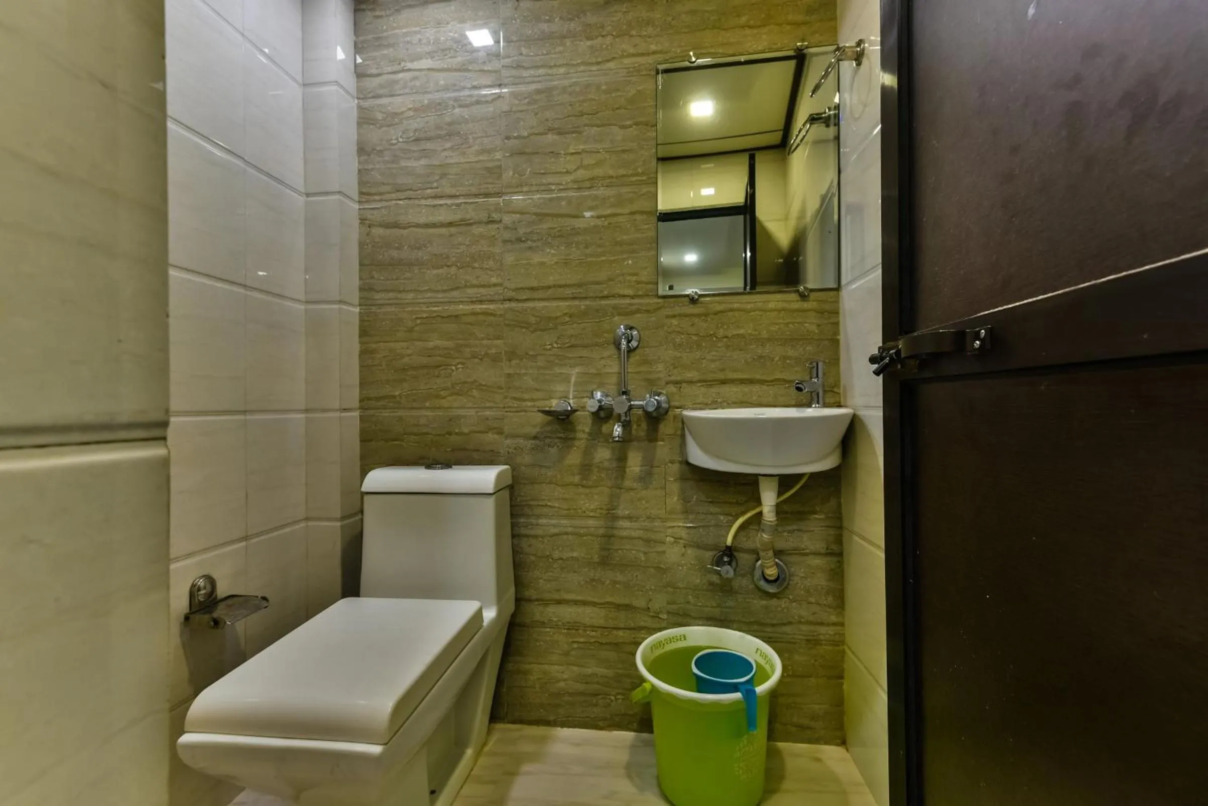 Toilet in Hotel Guestinn Residency