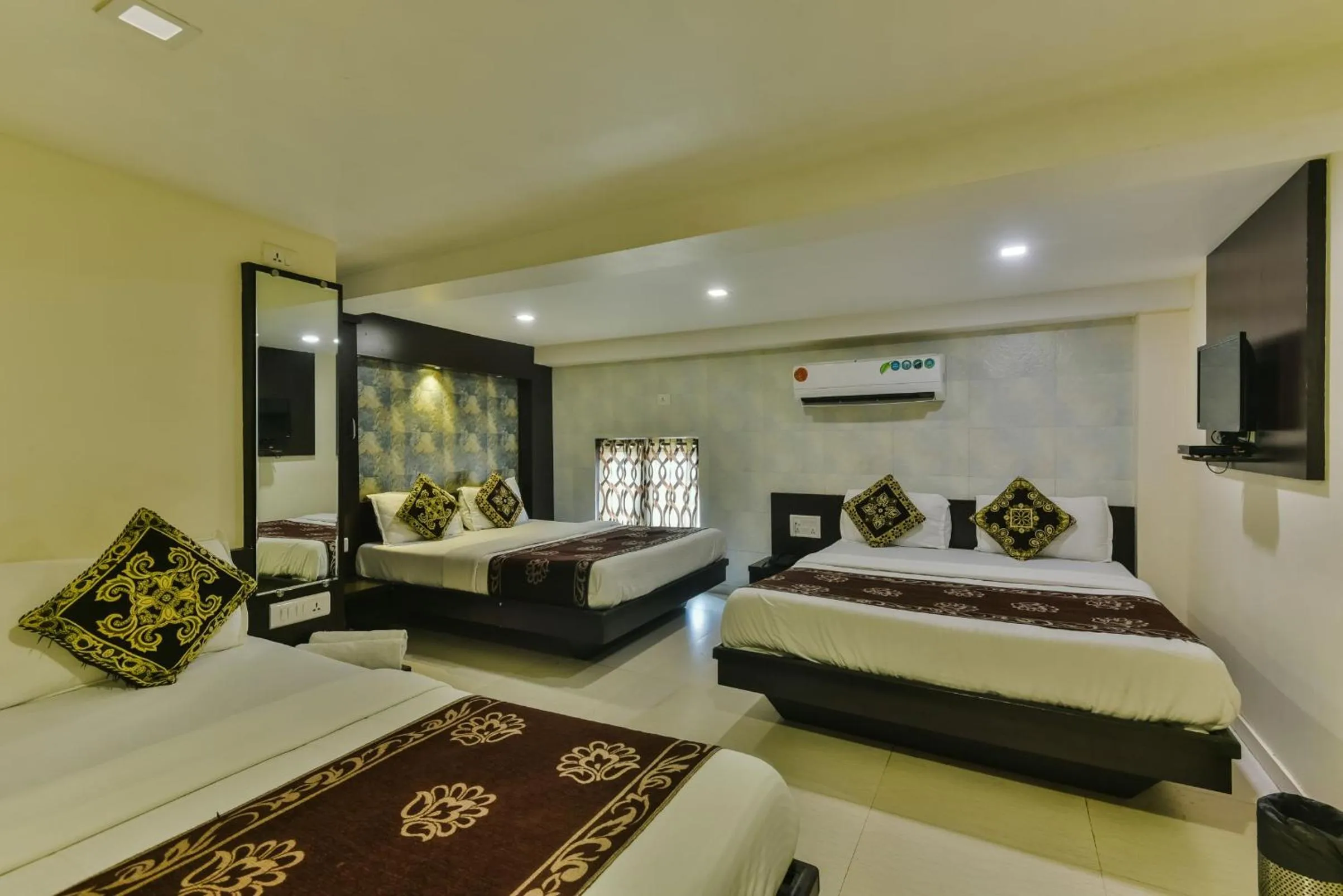 Bed in Hotel Guestinn Residency