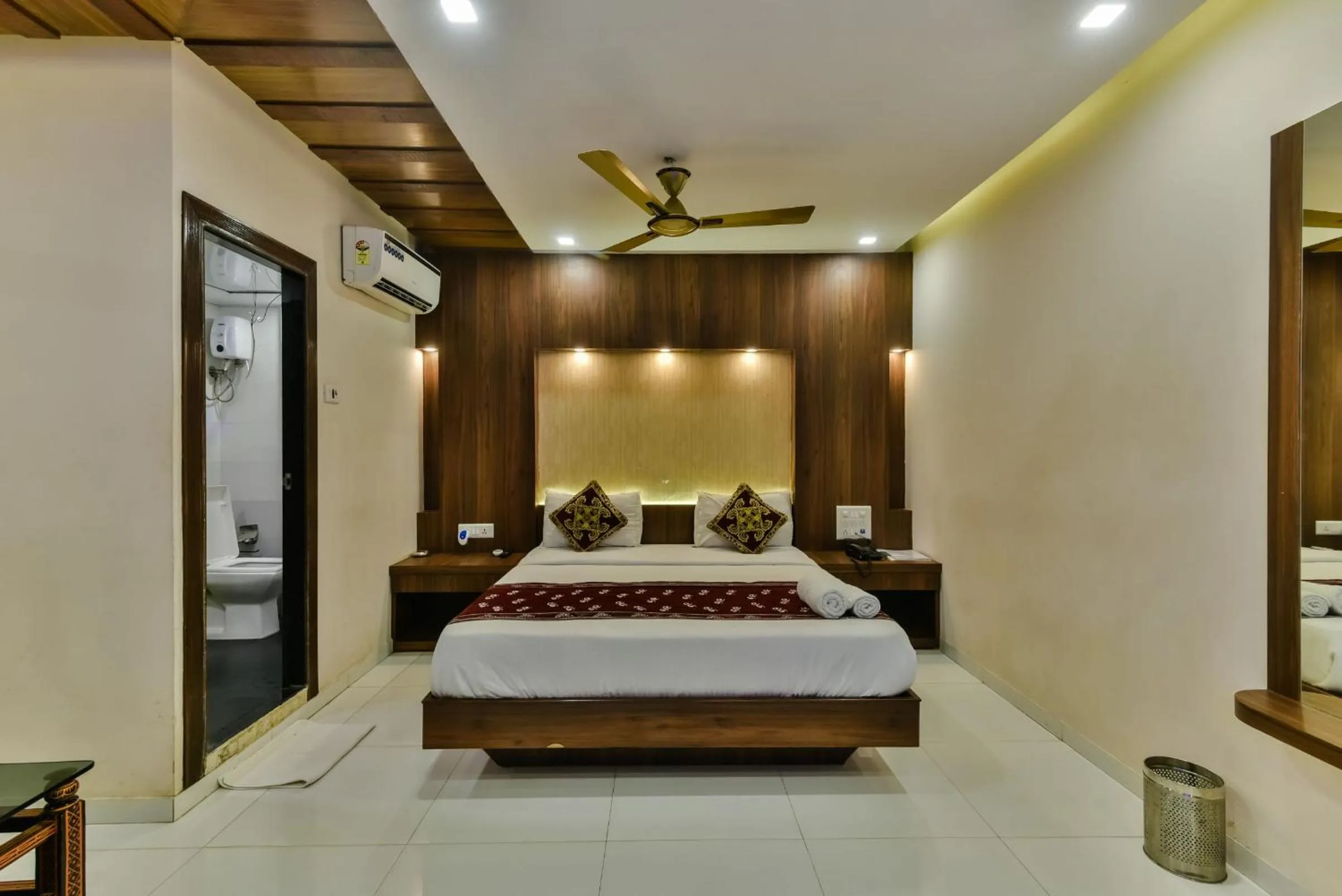 Bed in Hotel Guestinn Residency
