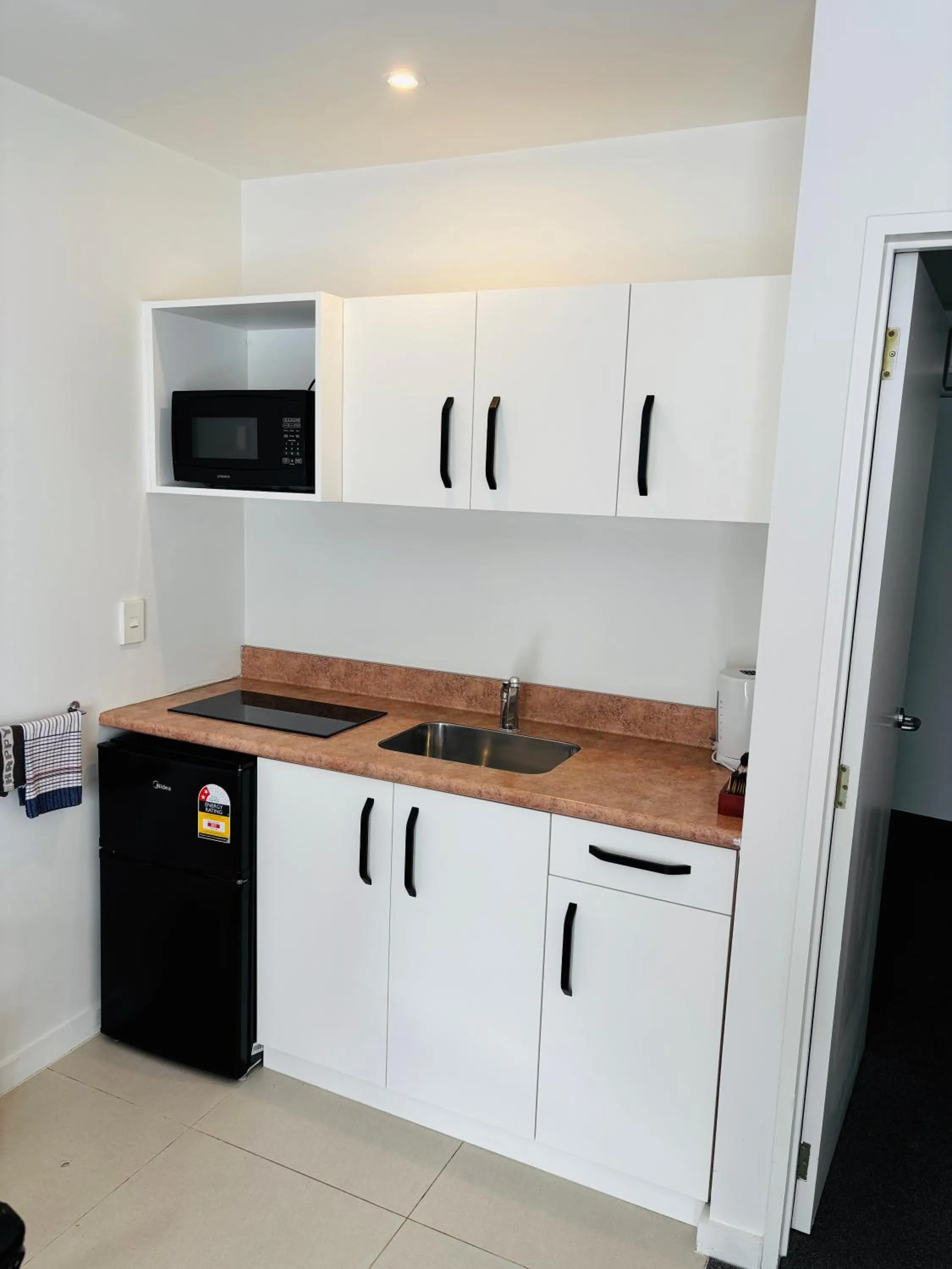 Kitchen or kitchenette in Bush Inn Court Motel