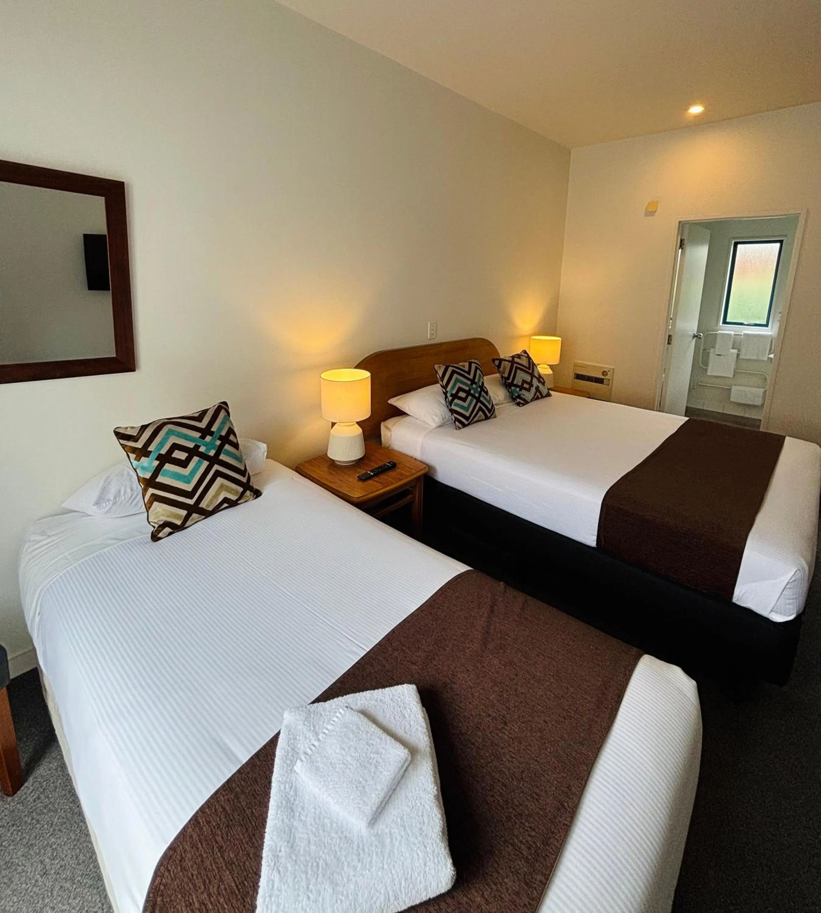 Bed in Bush Inn Court Motel