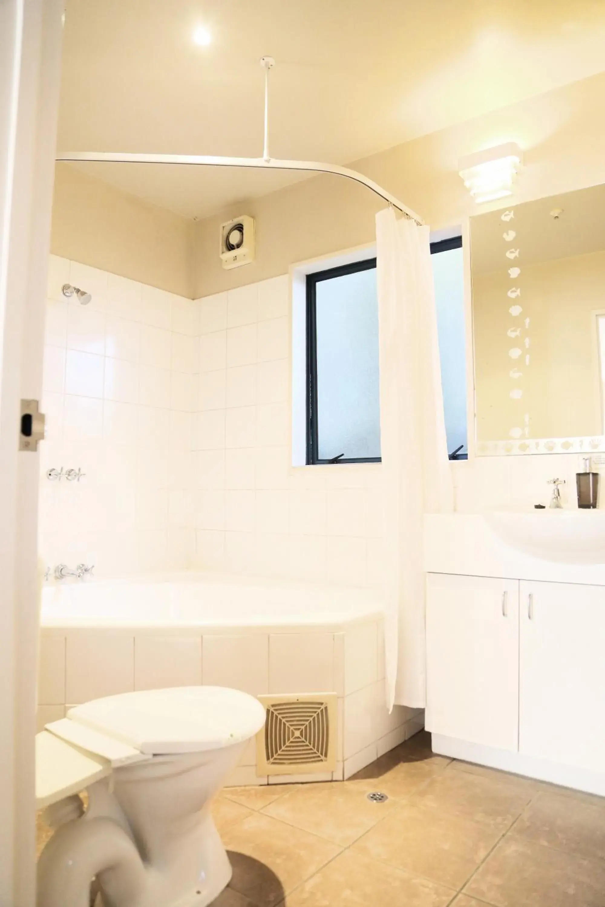 Shower, Bathroom in Bush Inn Court Motel