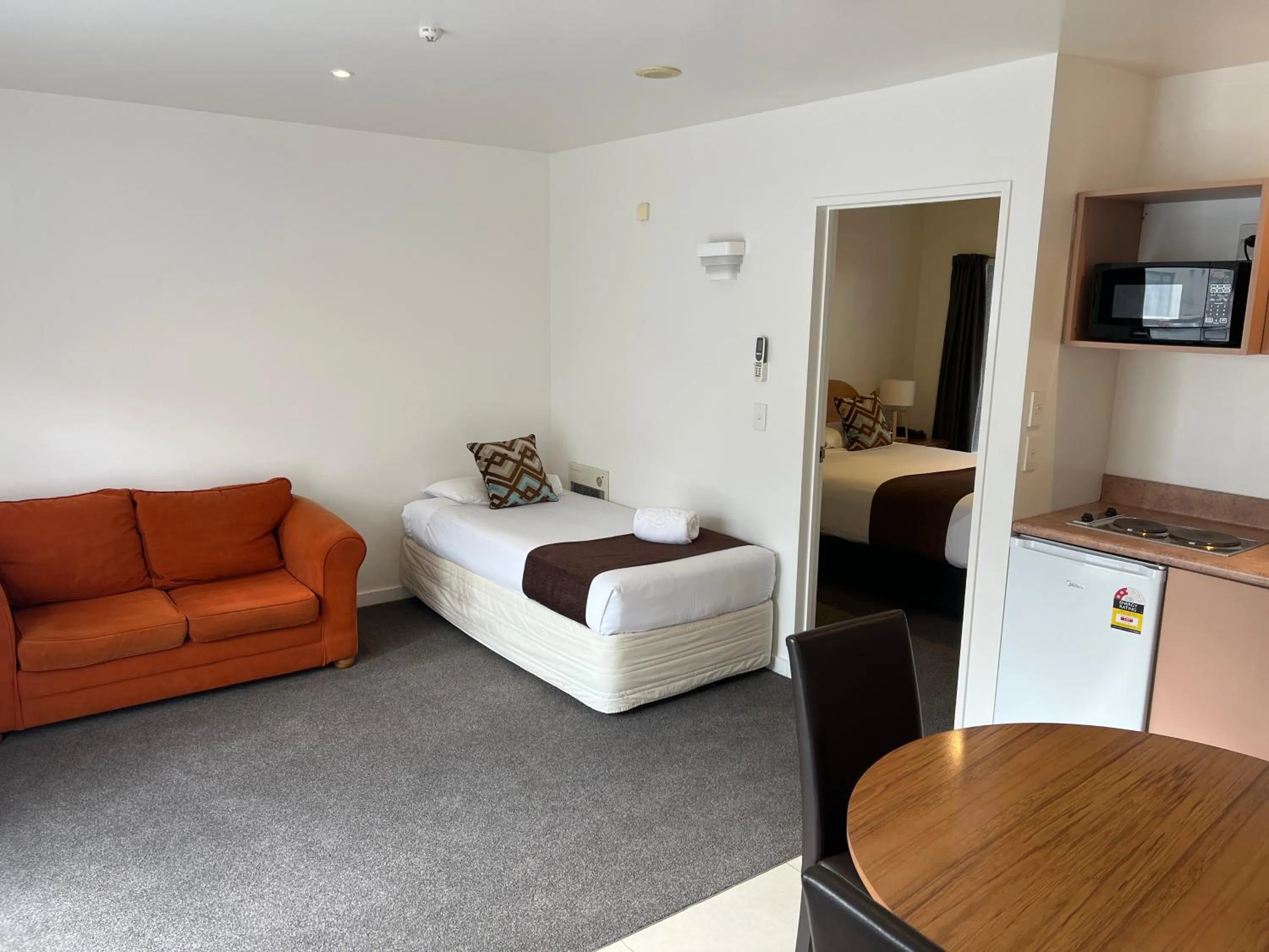 Living room, Bed in Bush Inn Court Motel