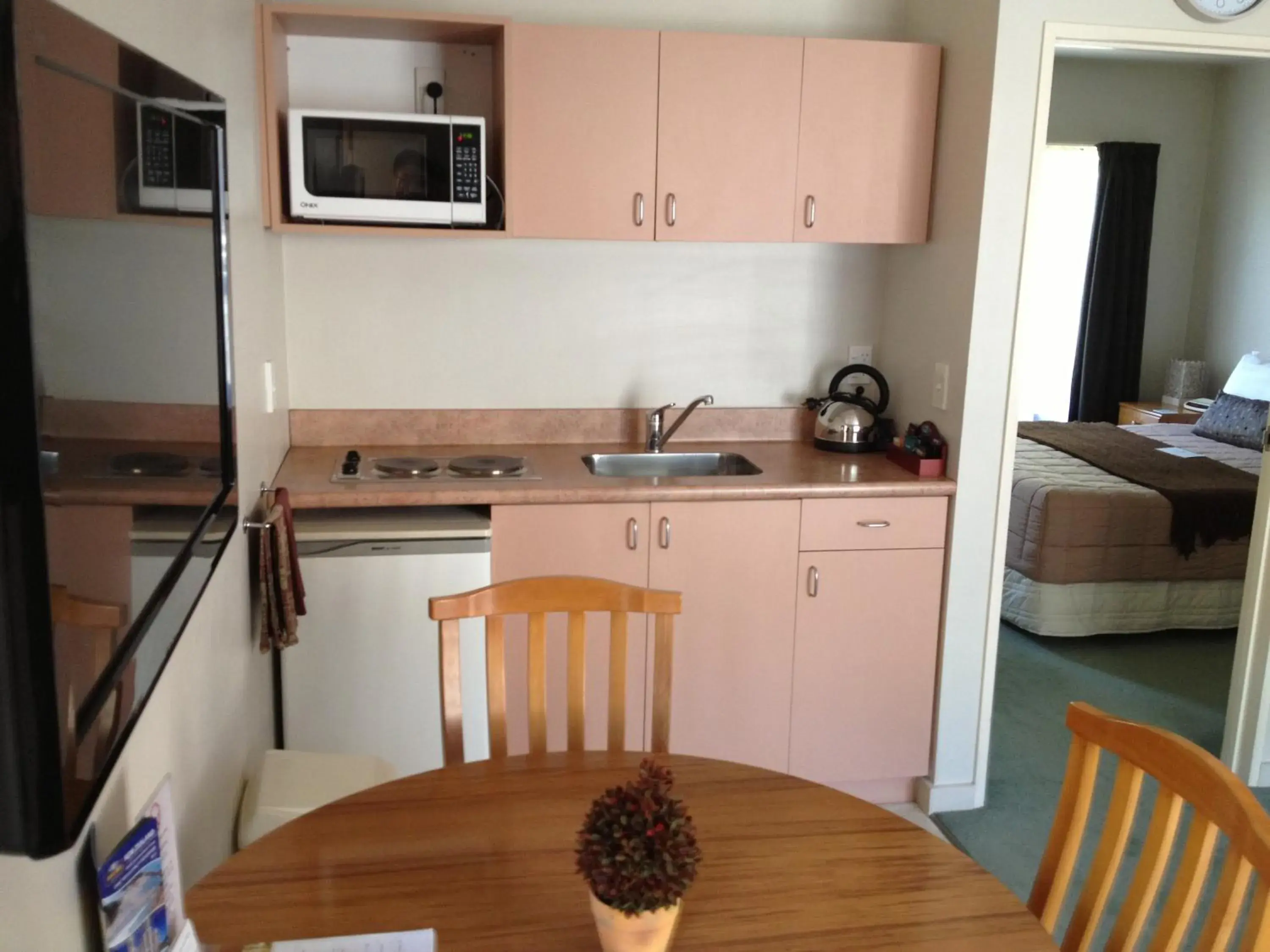 Kitchen or kitchenette, Kitchen/Kitchenette in Bush Inn Court Motel