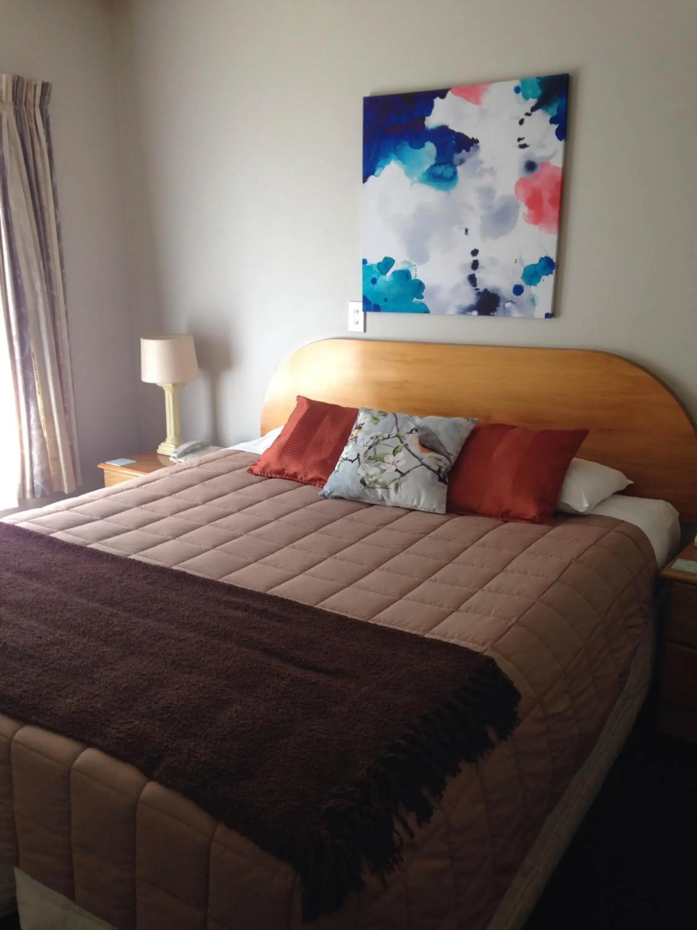 Bedroom, Bed in Bush Inn Court Motel