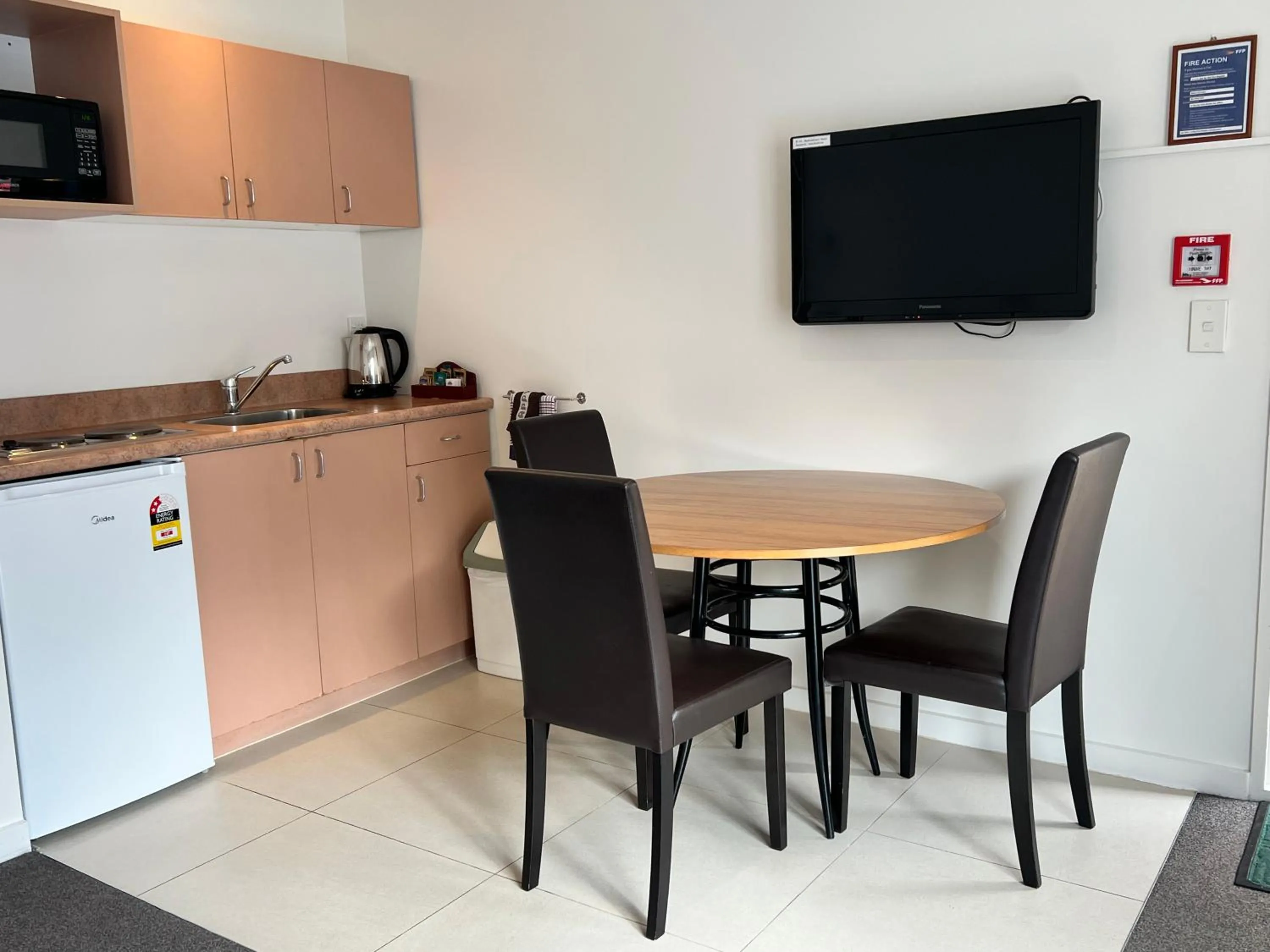 Kitchen or kitchenette in Bush Inn Court Motel