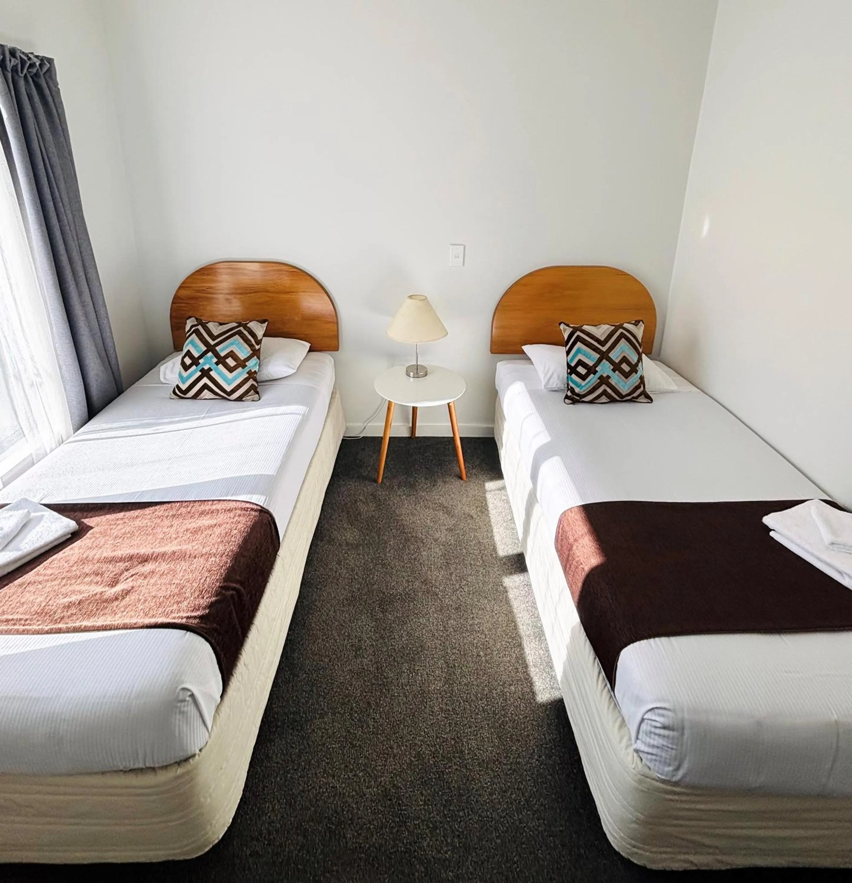 Bed in Bush Inn Court Motel