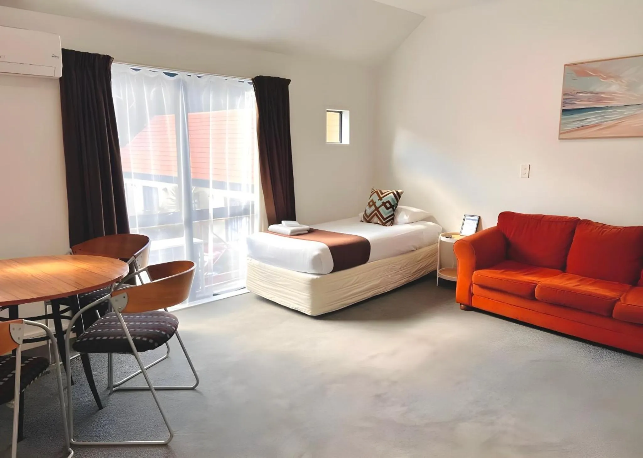 Living room in Bush Inn Court Motel