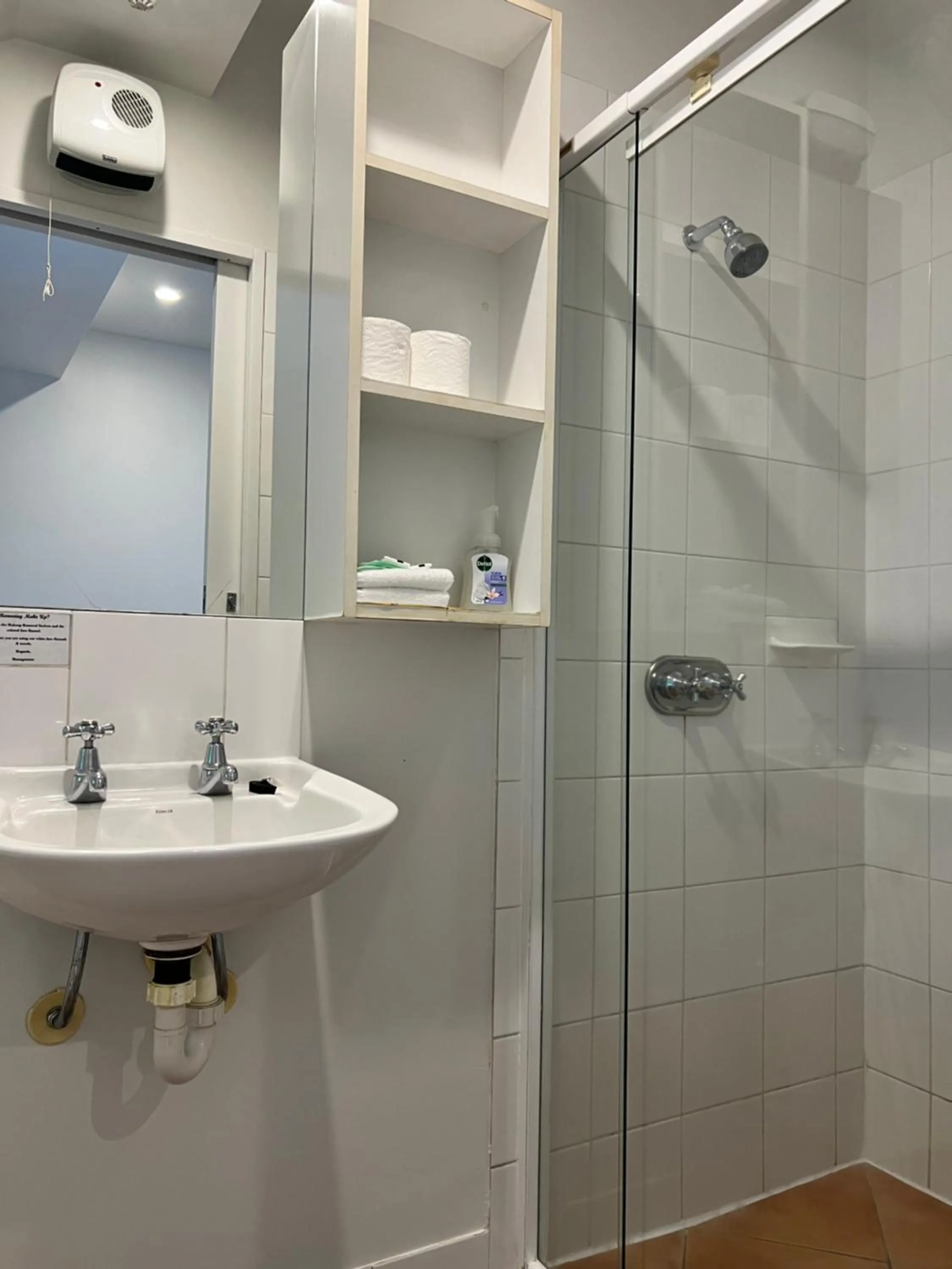 Shower in Bush Inn Court Motel