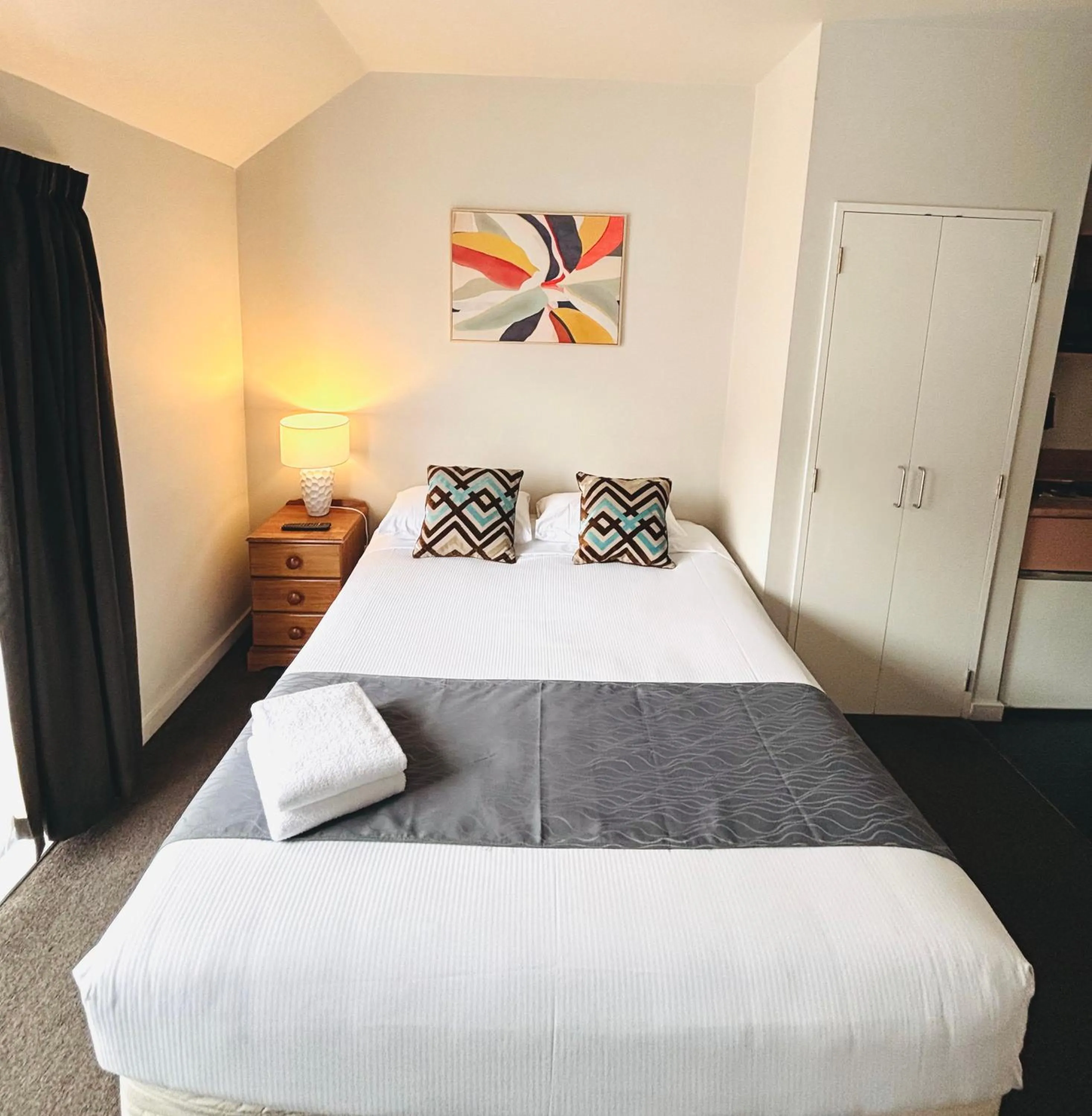 Bed in Bush Inn Court Motel