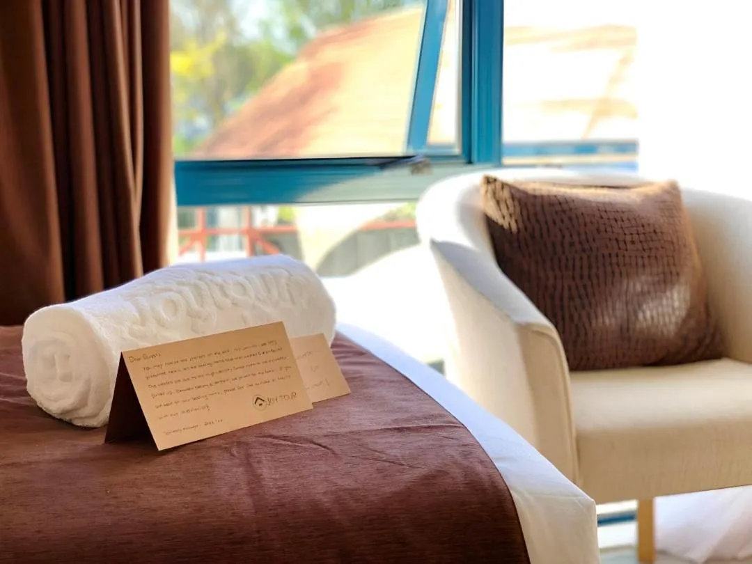 Bed in Bush Inn Court Motel