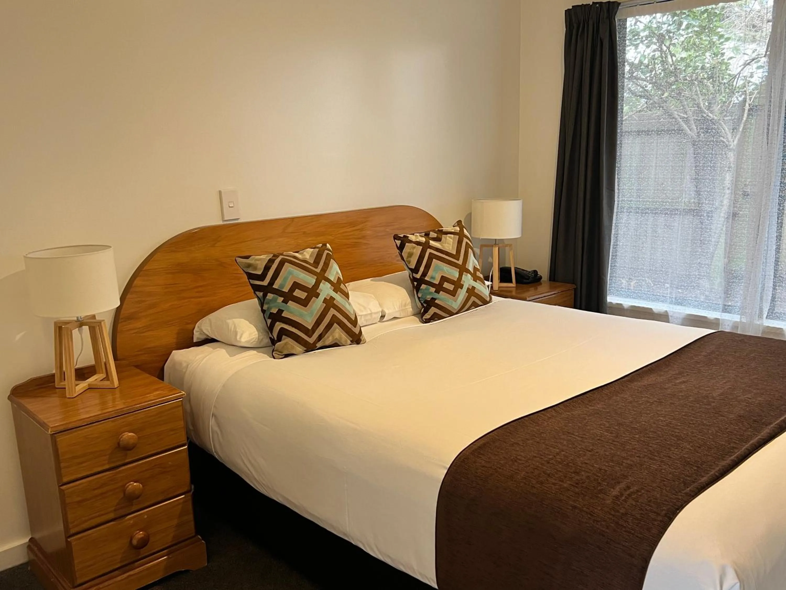 Bed in Bush Inn Court Motel