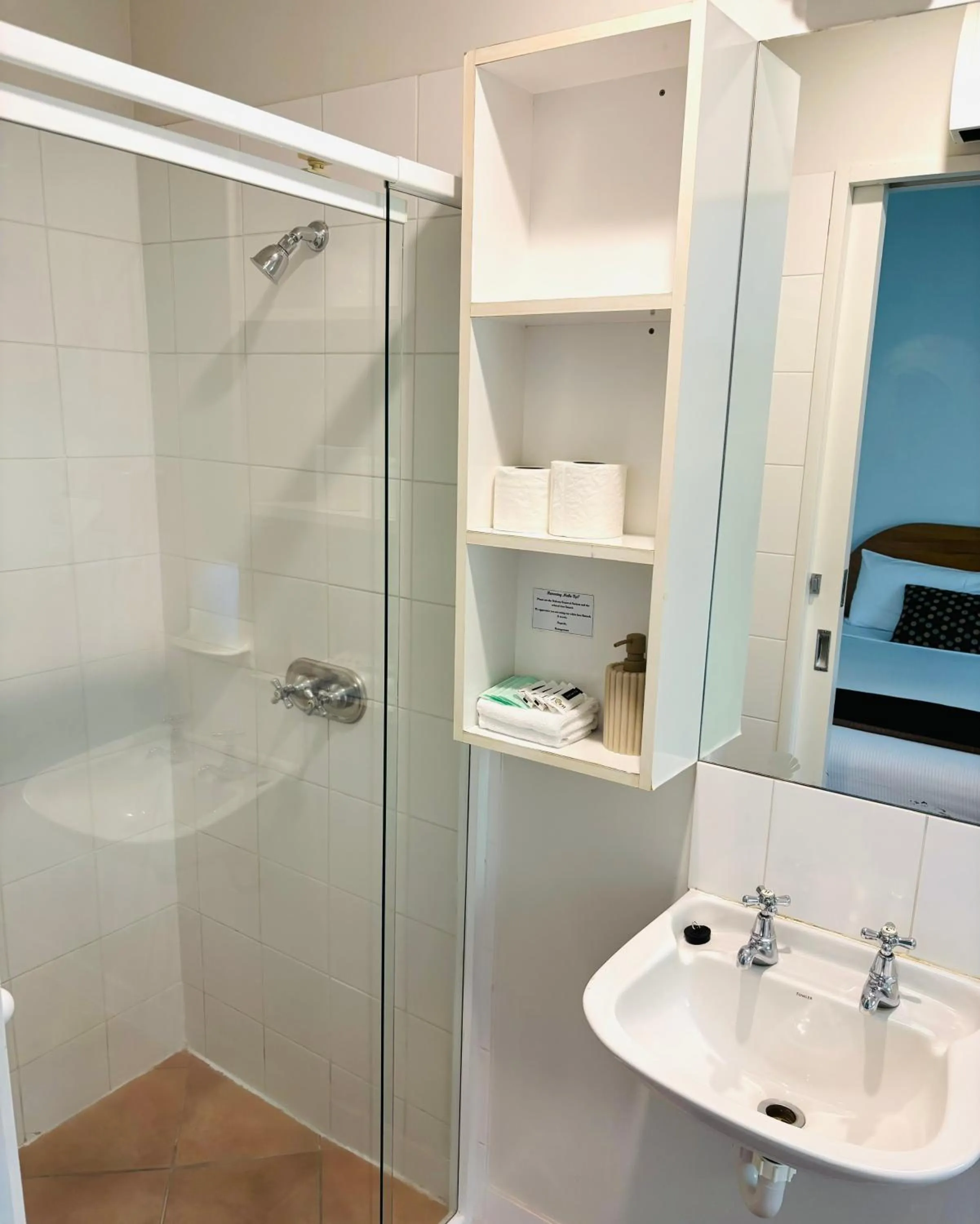 Shower in Bush Inn Court Motel