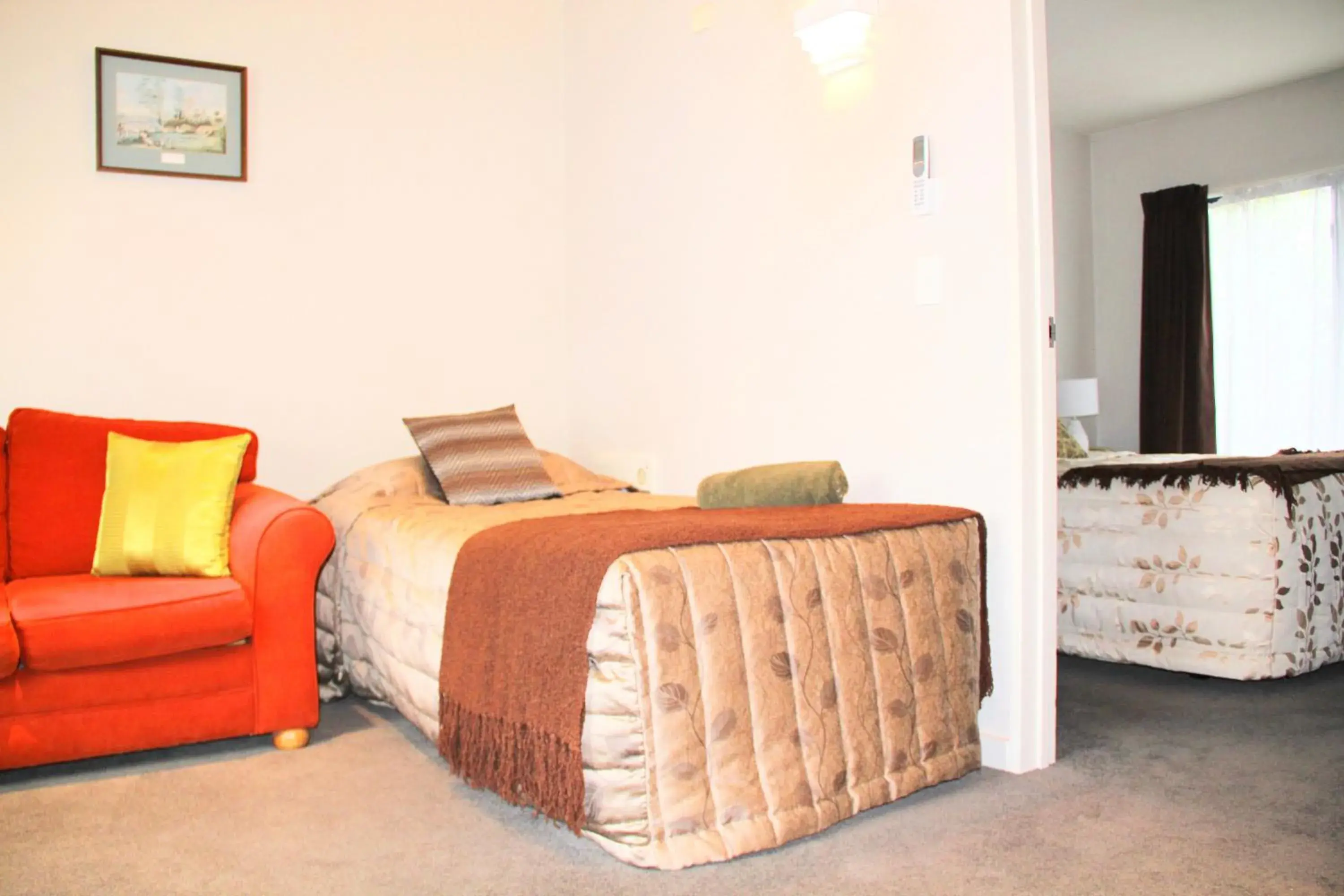 Living room, Bed in Bush Inn Court Motel