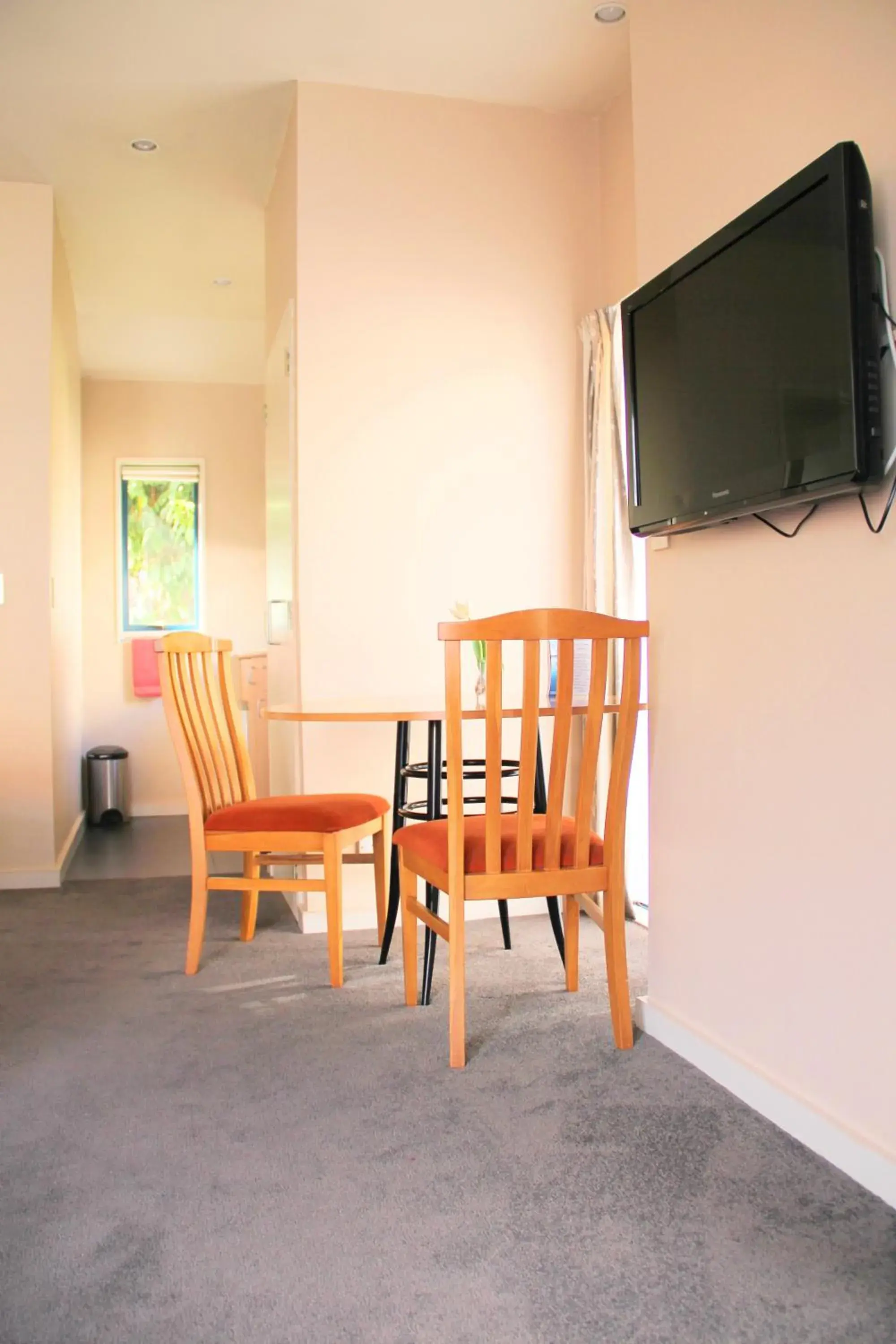 Living room, TV/Entertainment Center in Bush Inn Court Motel