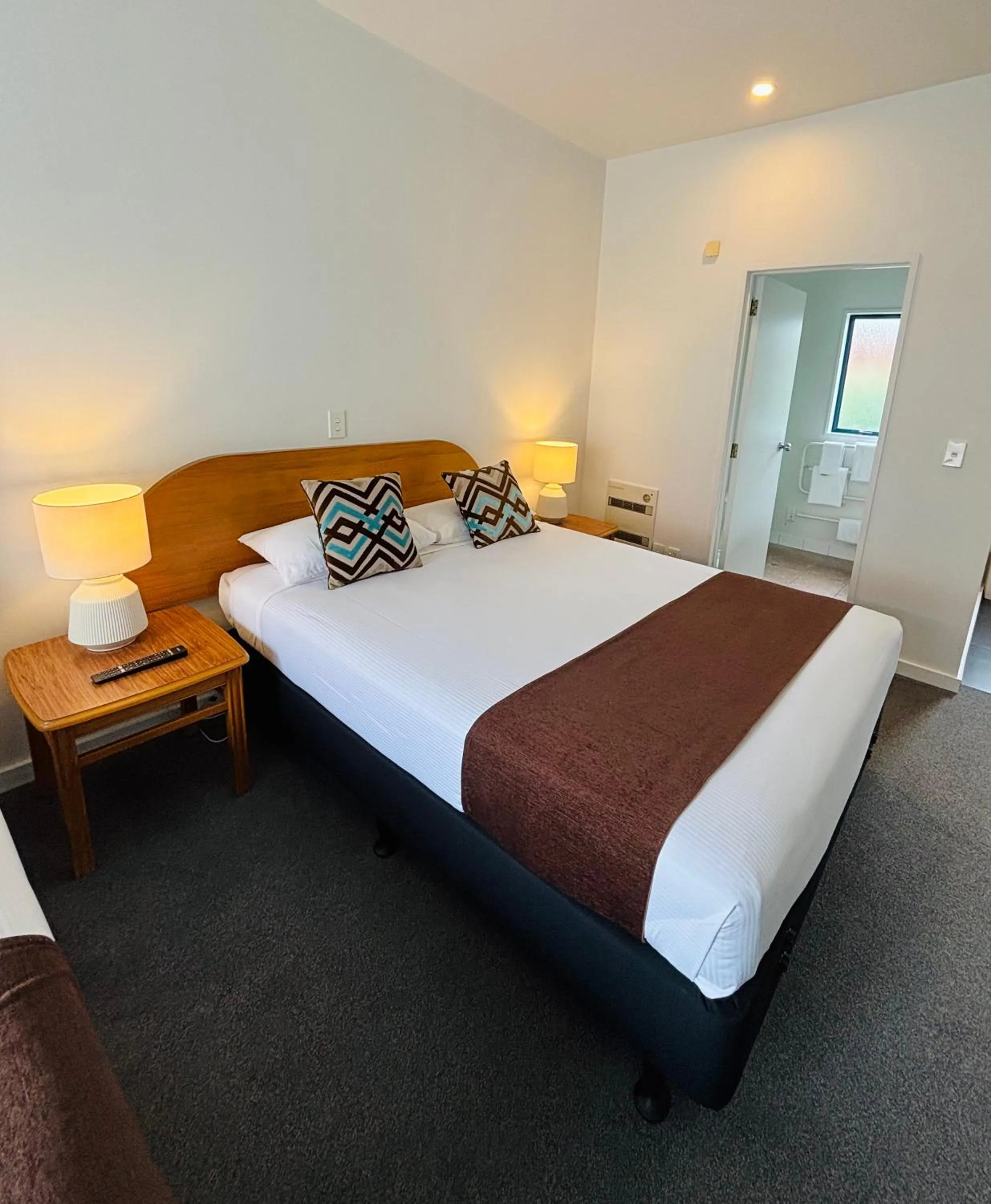 Photo of the whole room, Bed in Bush Inn Court Motel