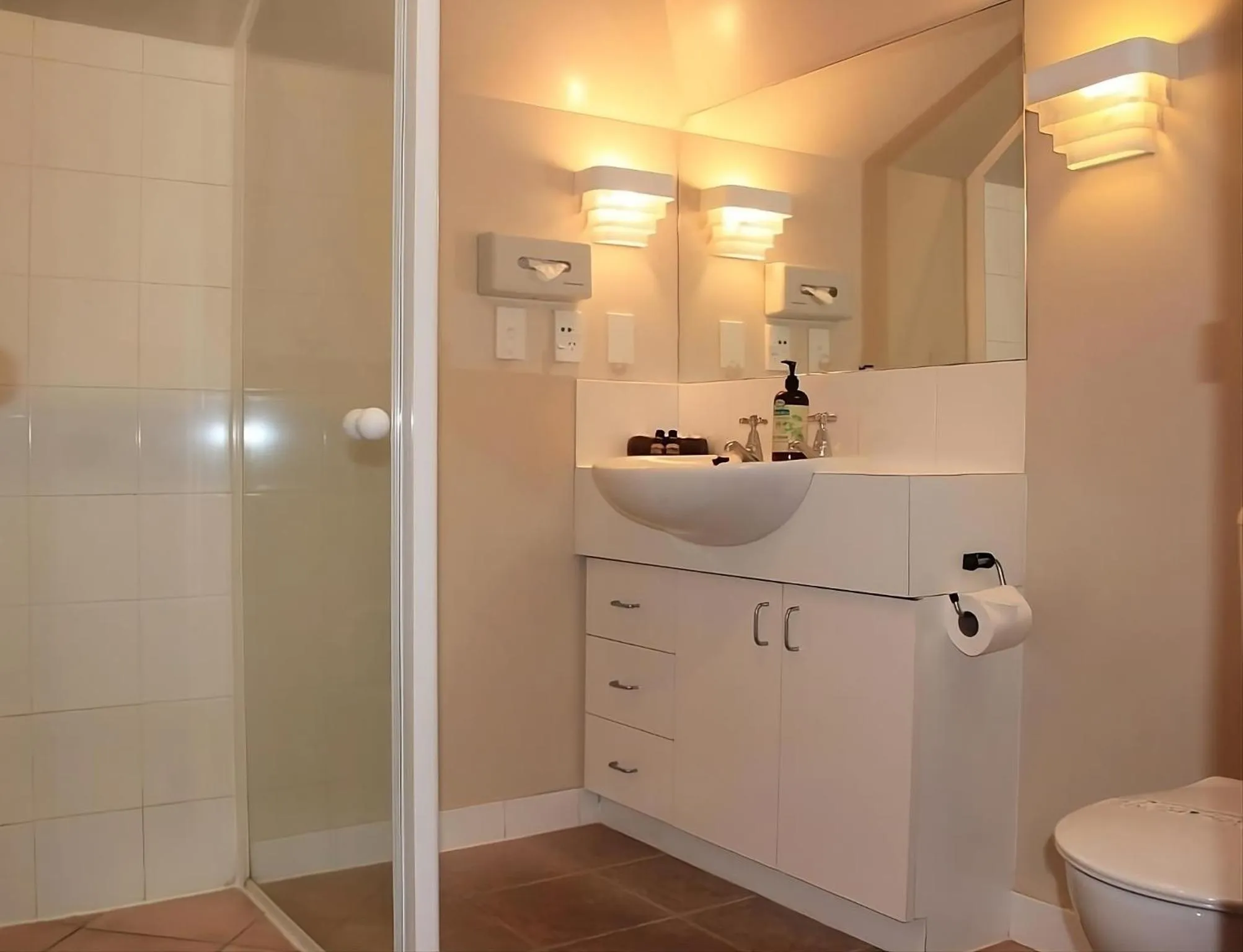 Bathroom in Bush Inn Court Motel