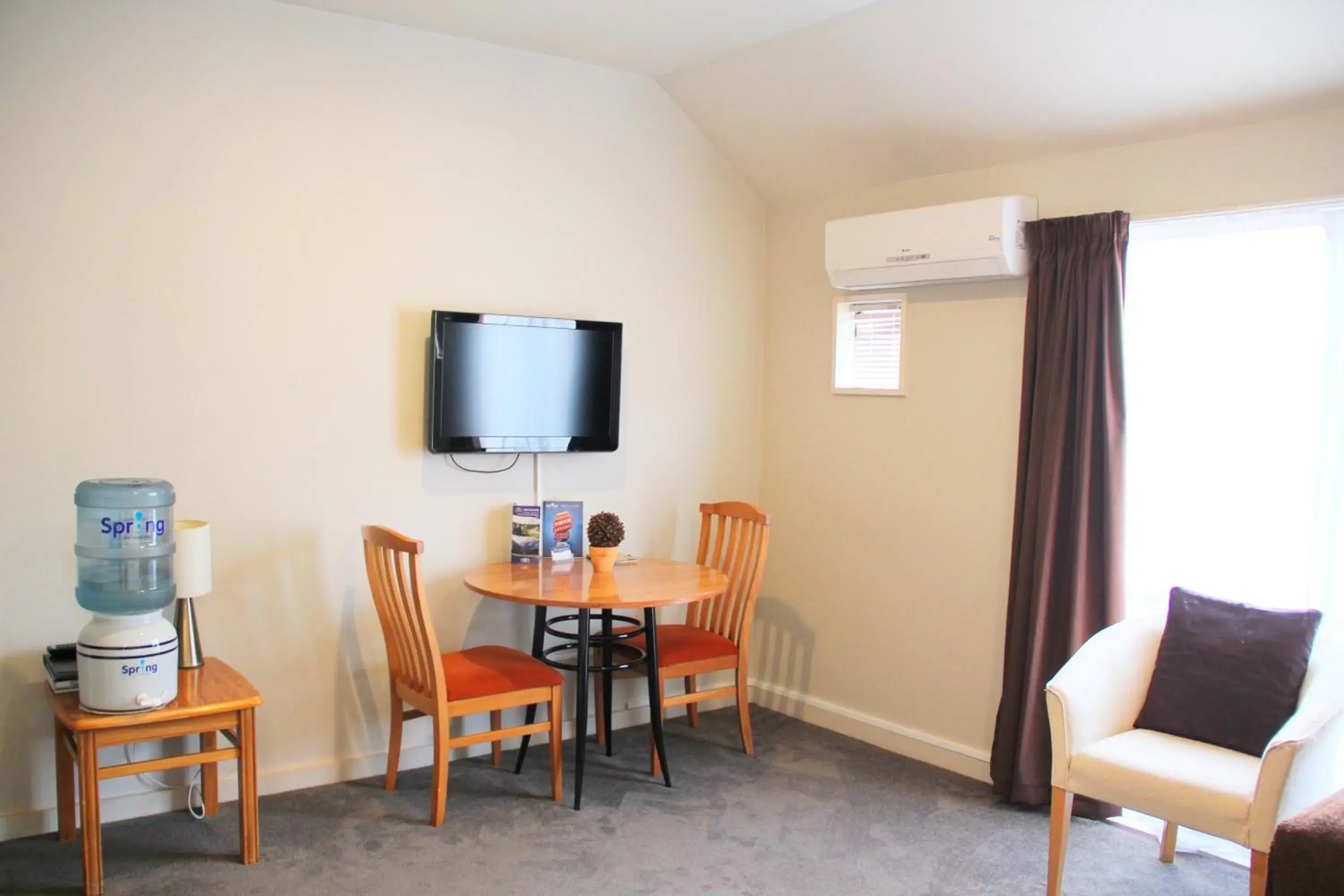 Living room, TV/Entertainment Center in Bush Inn Court Motel