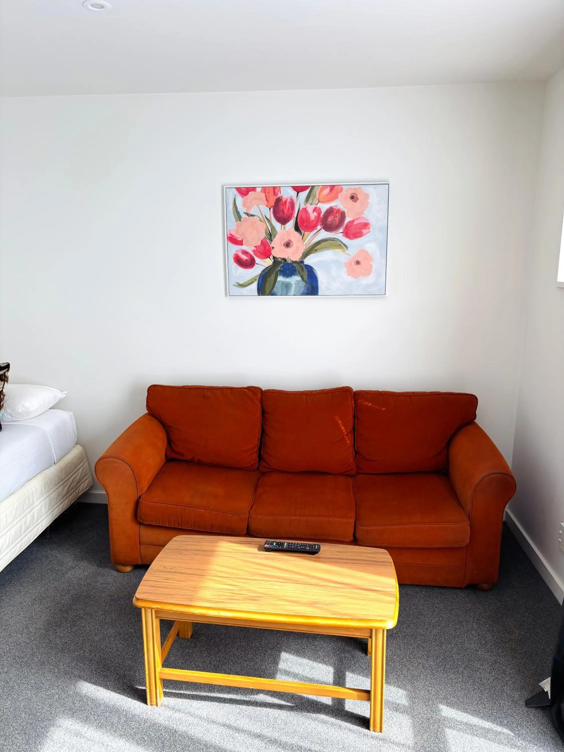 Living room in Bush Inn Court Motel
